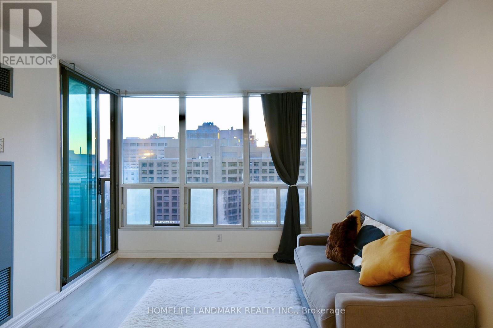 2205 - 750 Bay Street, Toronto, Ontario  M5G 1N6 - Photo 6 - C12459350