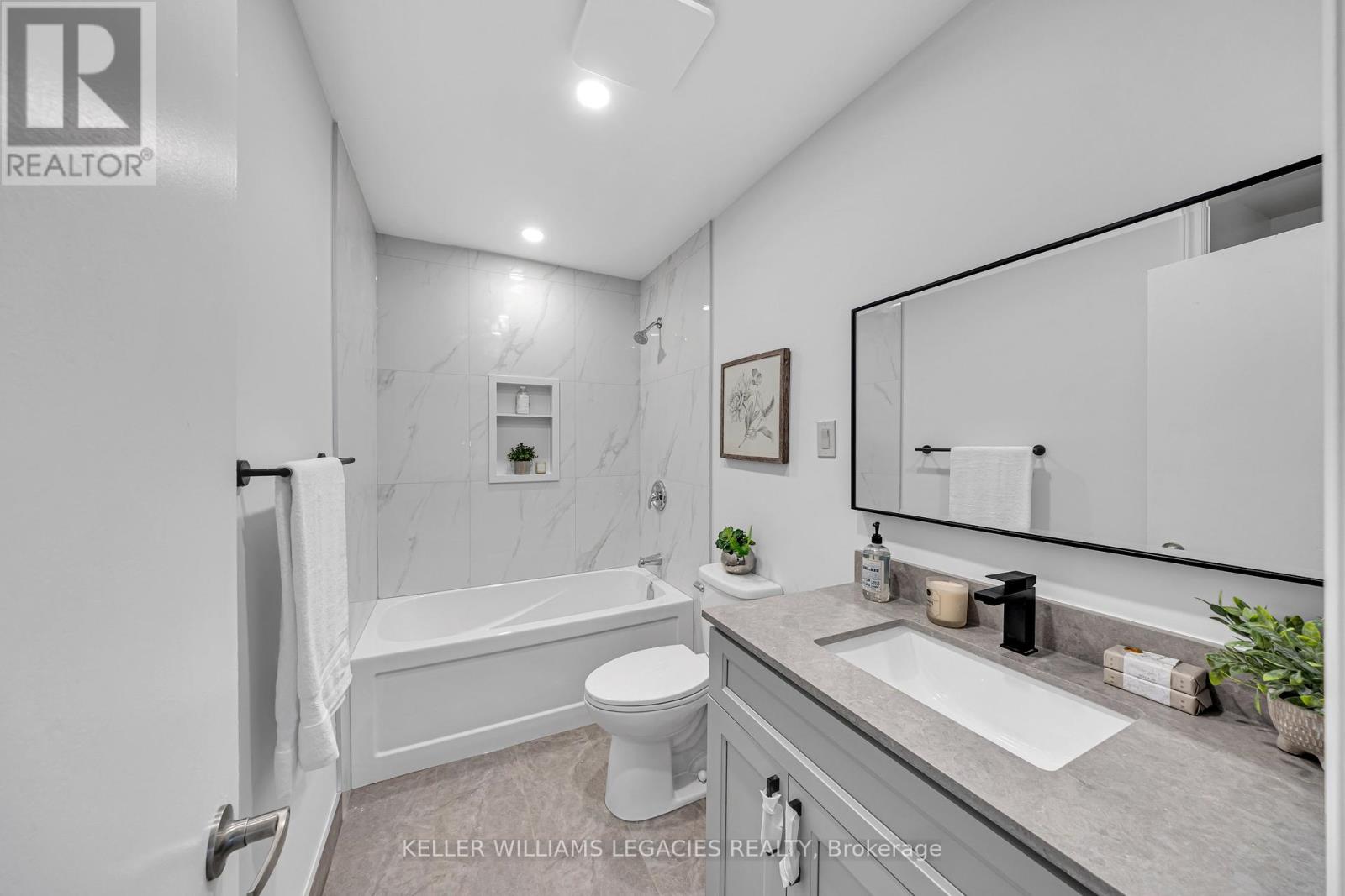 9 Centre Road, Georgina (Virginia), Ontario  L0E 1N0 - Photo 20 - N12431265
