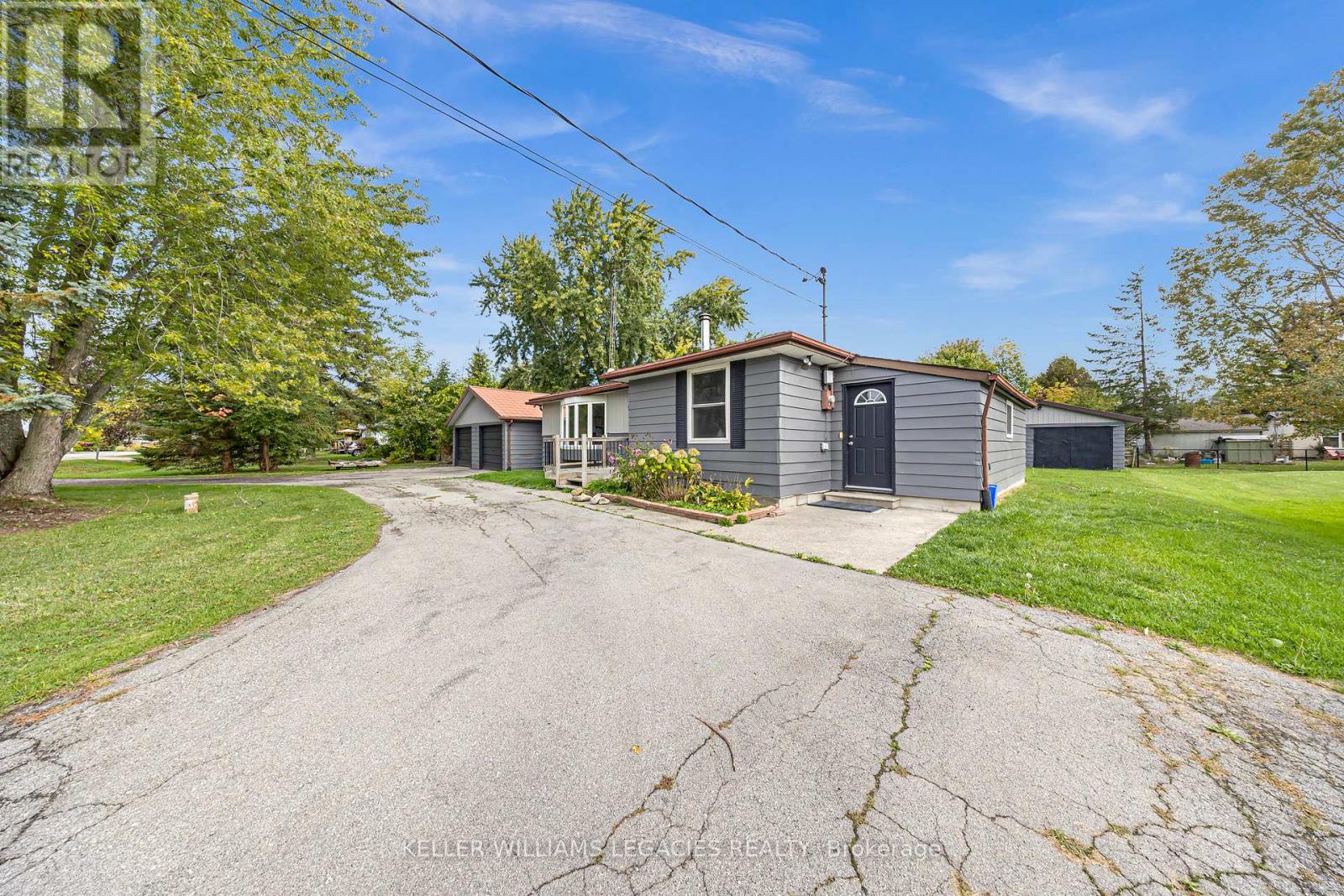 9 Centre Road, Georgina (Virginia), Ontario  L0E 1N0 - Photo 3 - N12431265