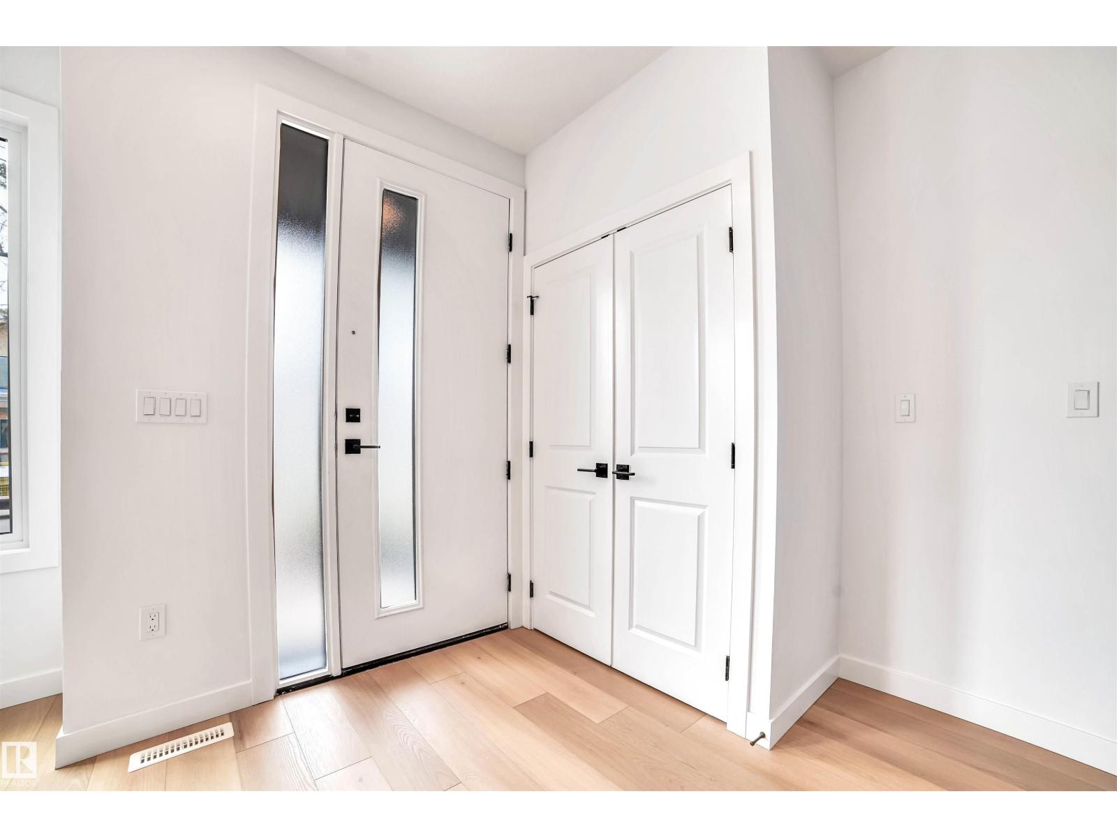 9811 155 St Nw, Edmonton, Alberta  T5P 2L1 - Photo 2 - E4442368