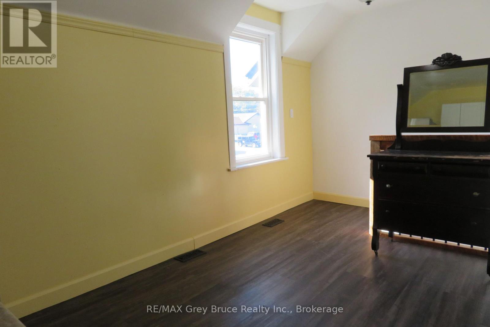 8 Helen Street, Northern Bruce Peninsula, Ontario  N0H 1W0 - Photo 28 - X12433079