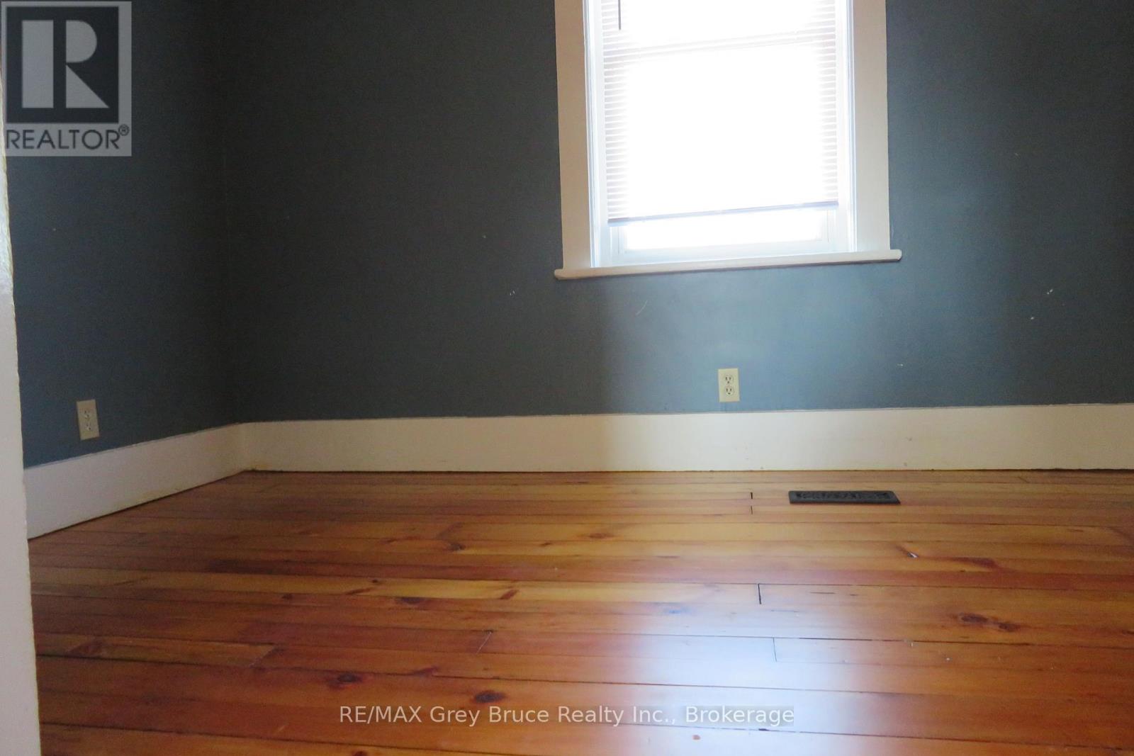 8 Helen Street, Northern Bruce Peninsula, Ontario  N0H 1W0 - Photo 34 - X12433079