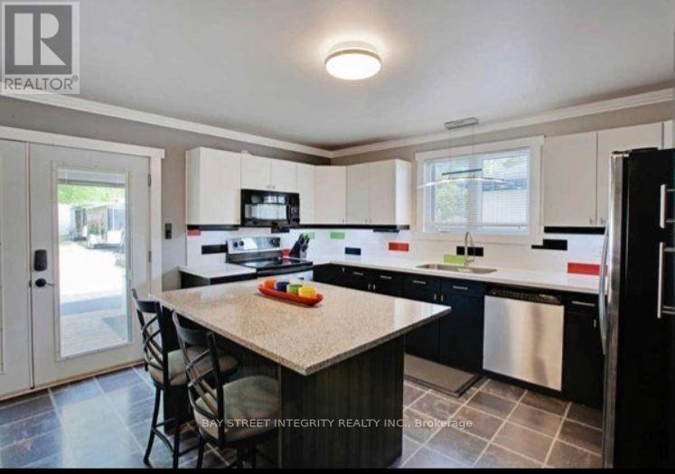 57 Howard Road, Newmarket, Ontario  L3Y 3G6 - Photo 2 - N12459410