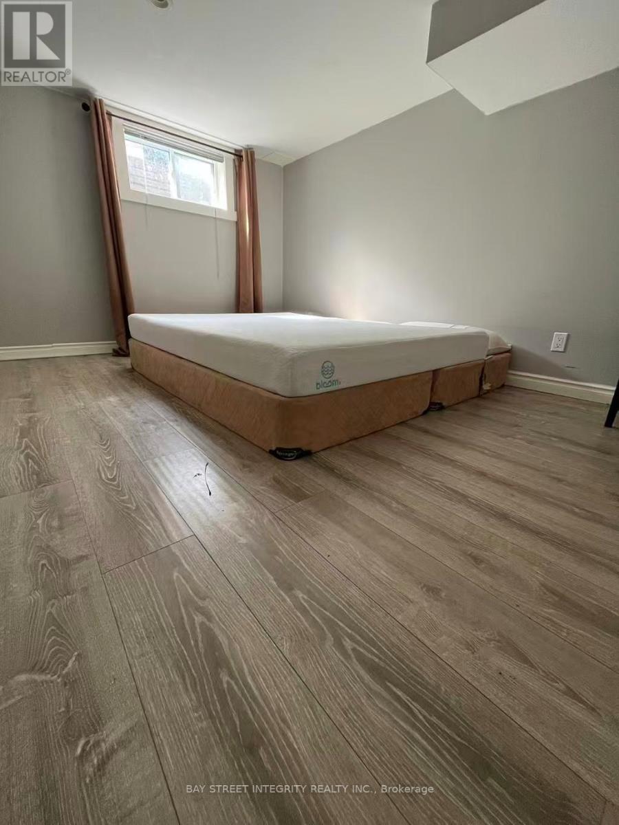 57 Howard Road, Newmarket, Ontario  L3Y 3G6 - Photo 5 - N12459410