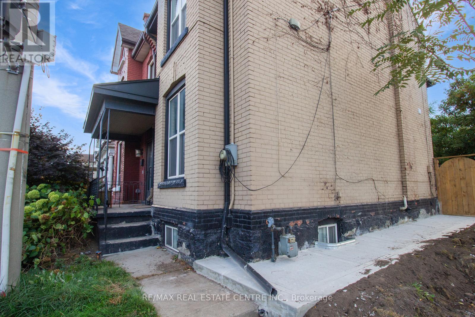 49 Wentworth #upper Street, Hamilton, Ontario  L8L 5V3 - Photo 3 - X12459408