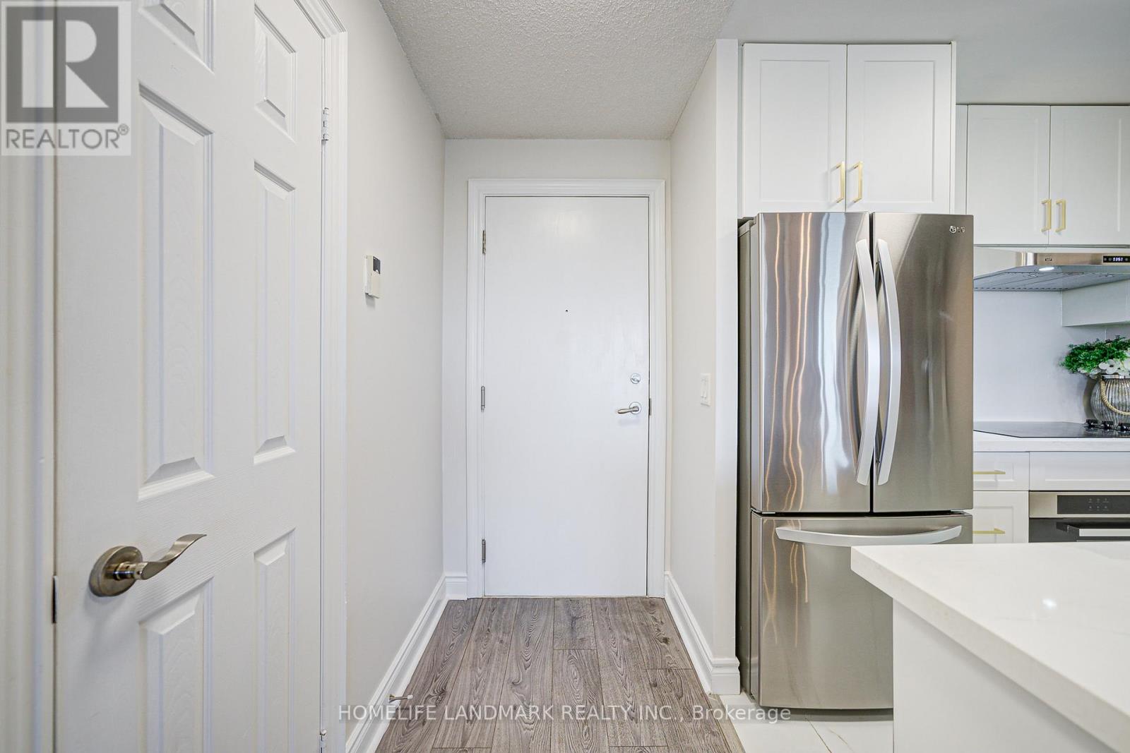 1011 - 15 Greenview Avenue, Toronto, Ontario  M2M 4M7 - Photo 2 - C12459414