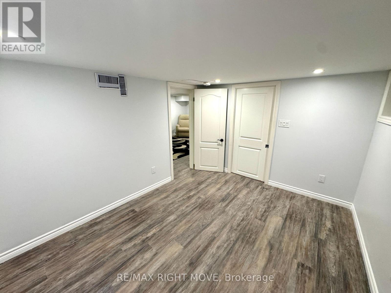 234 Oak Street, Clearview, Ontario  L0M 1S0 - Photo 25 - S12459413