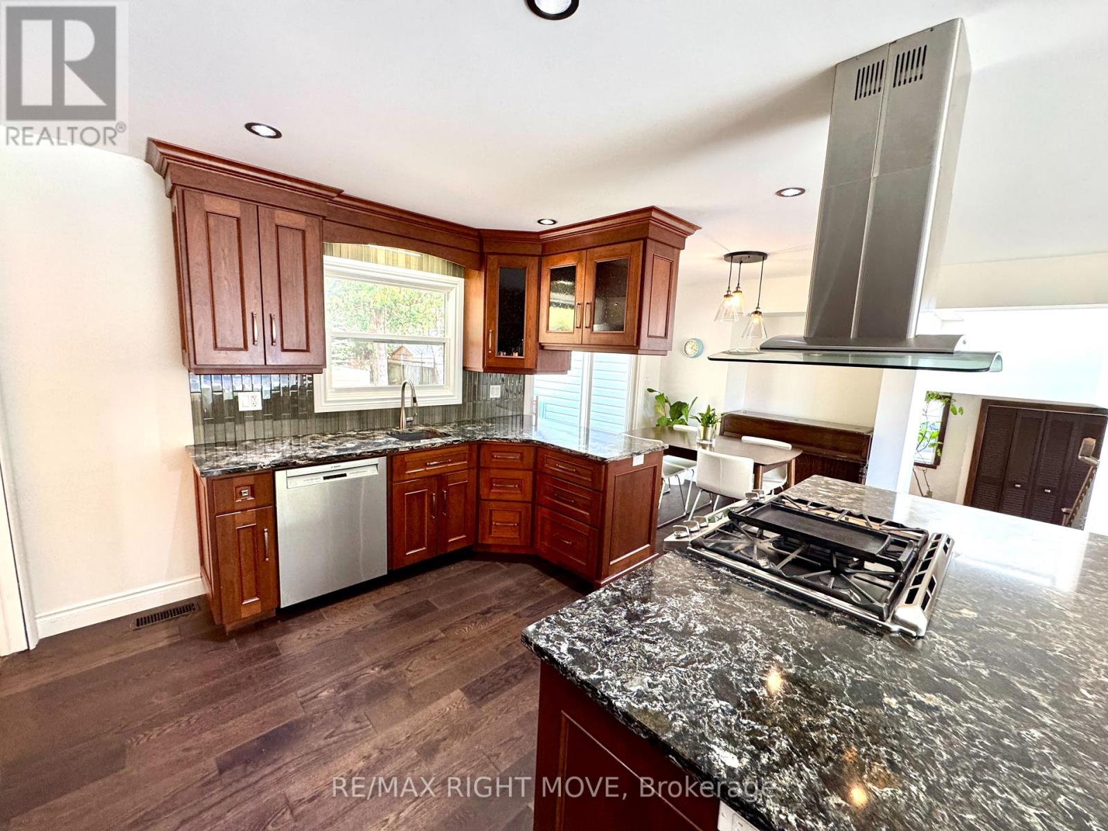 234 Oak Street, Clearview, Ontario  L0M 1S0 - Photo 5 - S12459413