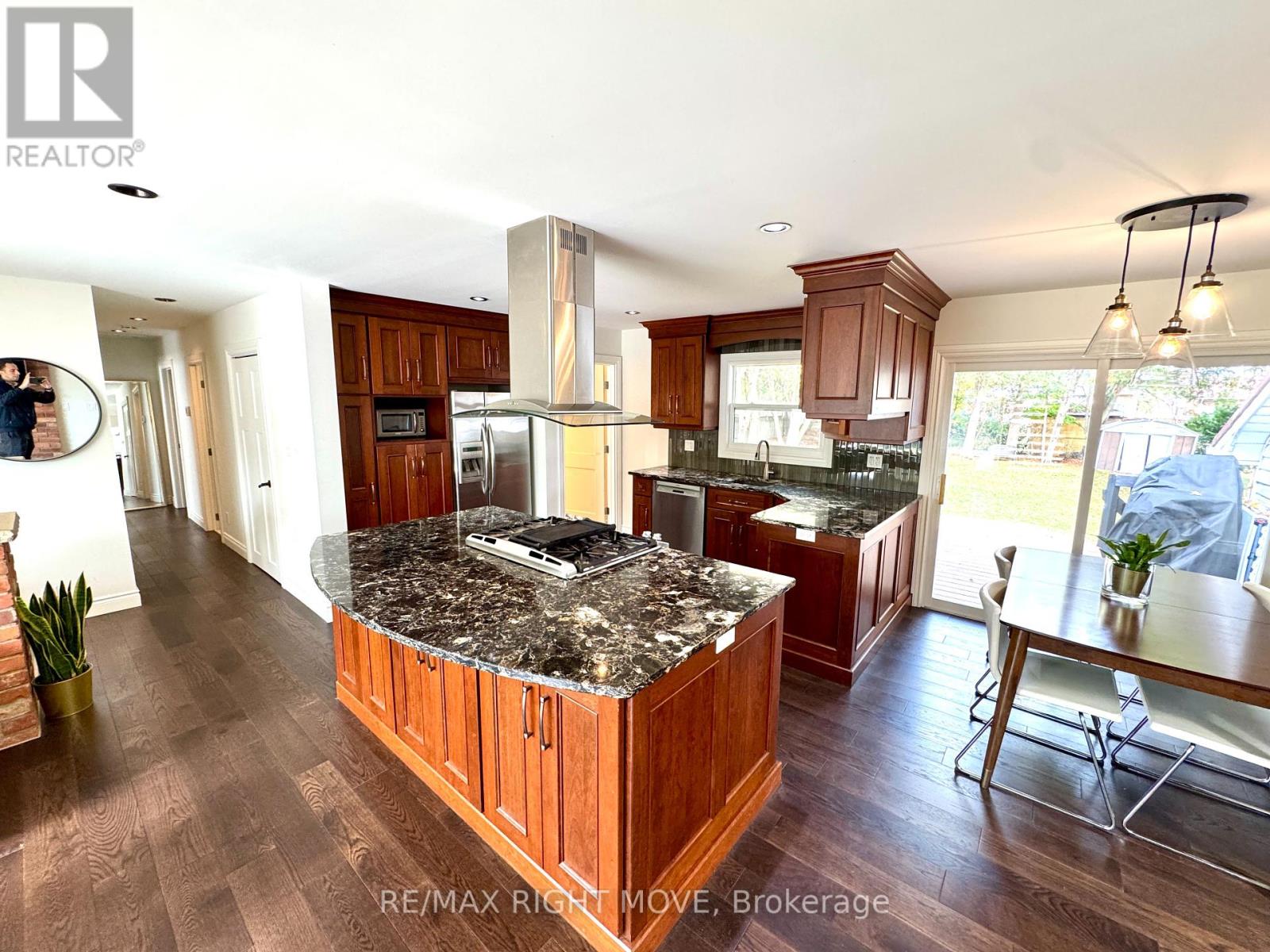 234 Oak Street, Clearview, Ontario  L0M 1S0 - Photo 6 - S12459413