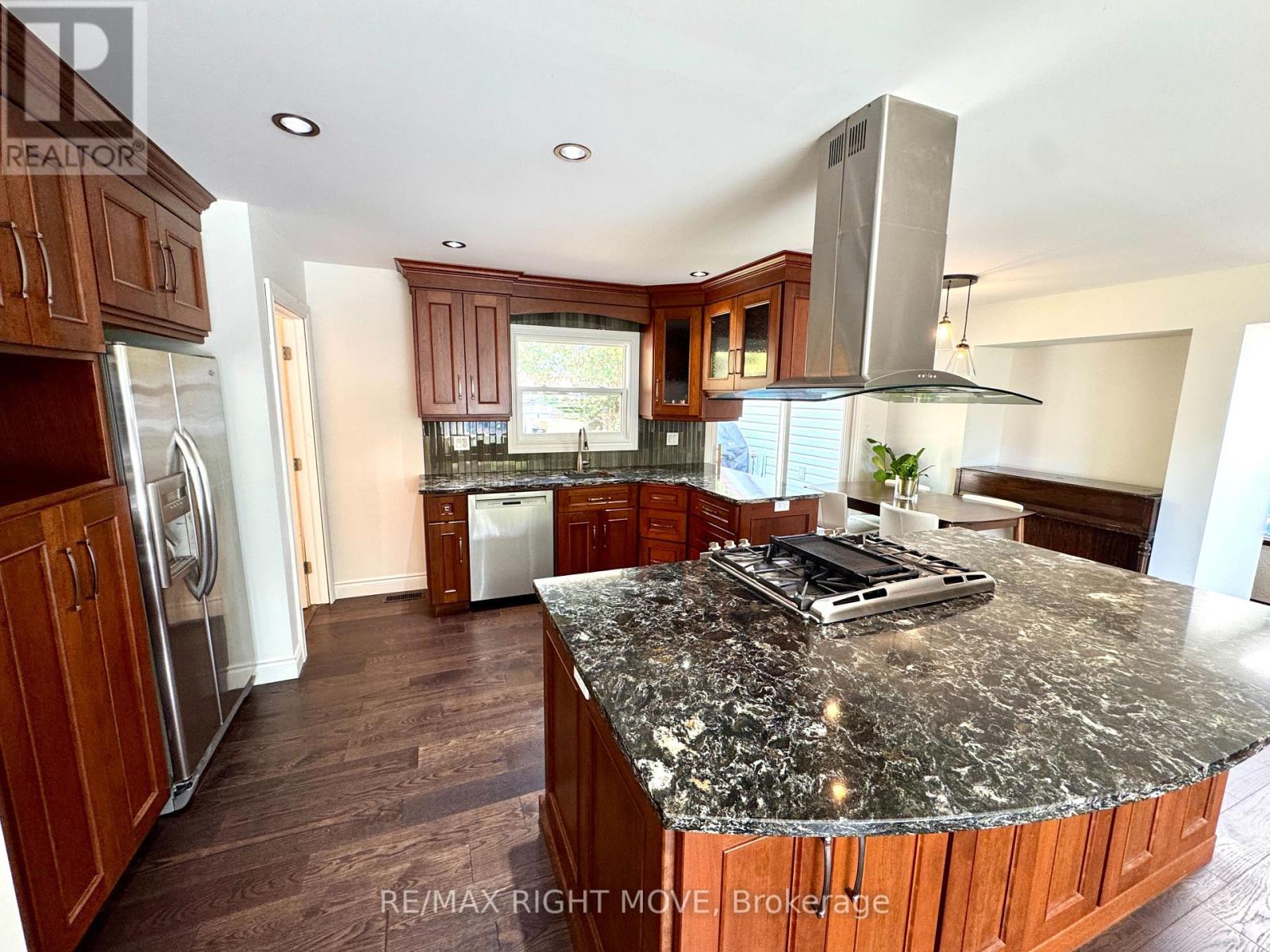 234 Oak Street, Clearview, Ontario  L0M 1S0 - Photo 7 - S12459413