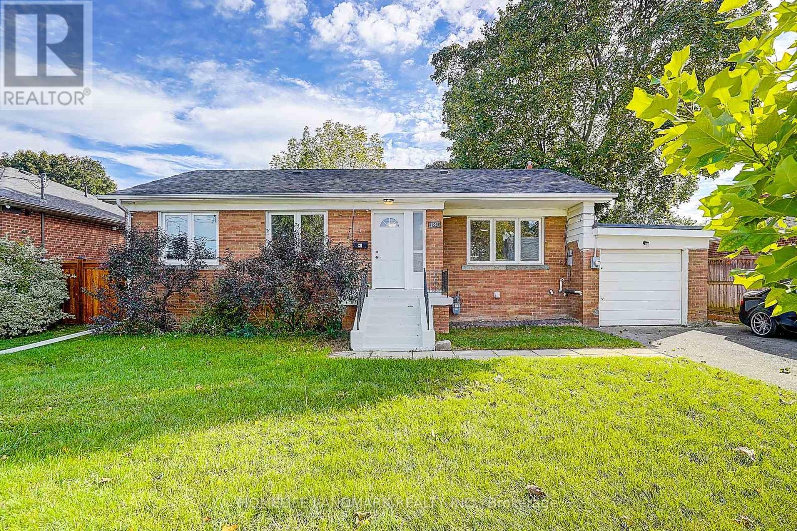 181 Searle Avenue, Toronto, Ontario  M3H 4B5 - Photo 2 - C12459428