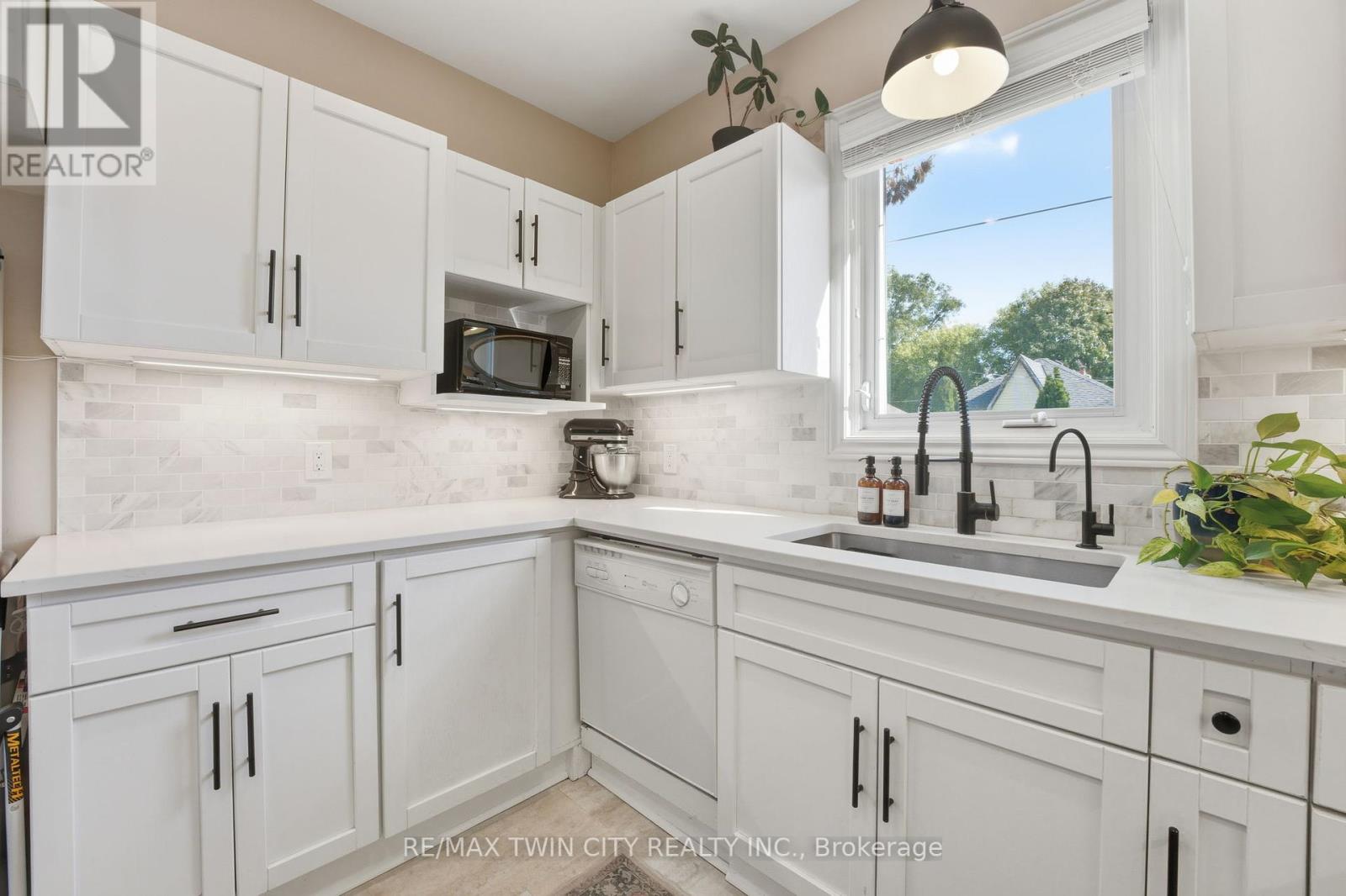 118 Mary Street, Brantford, Ontario  N3S 3B7 - Photo 12 - X12459432