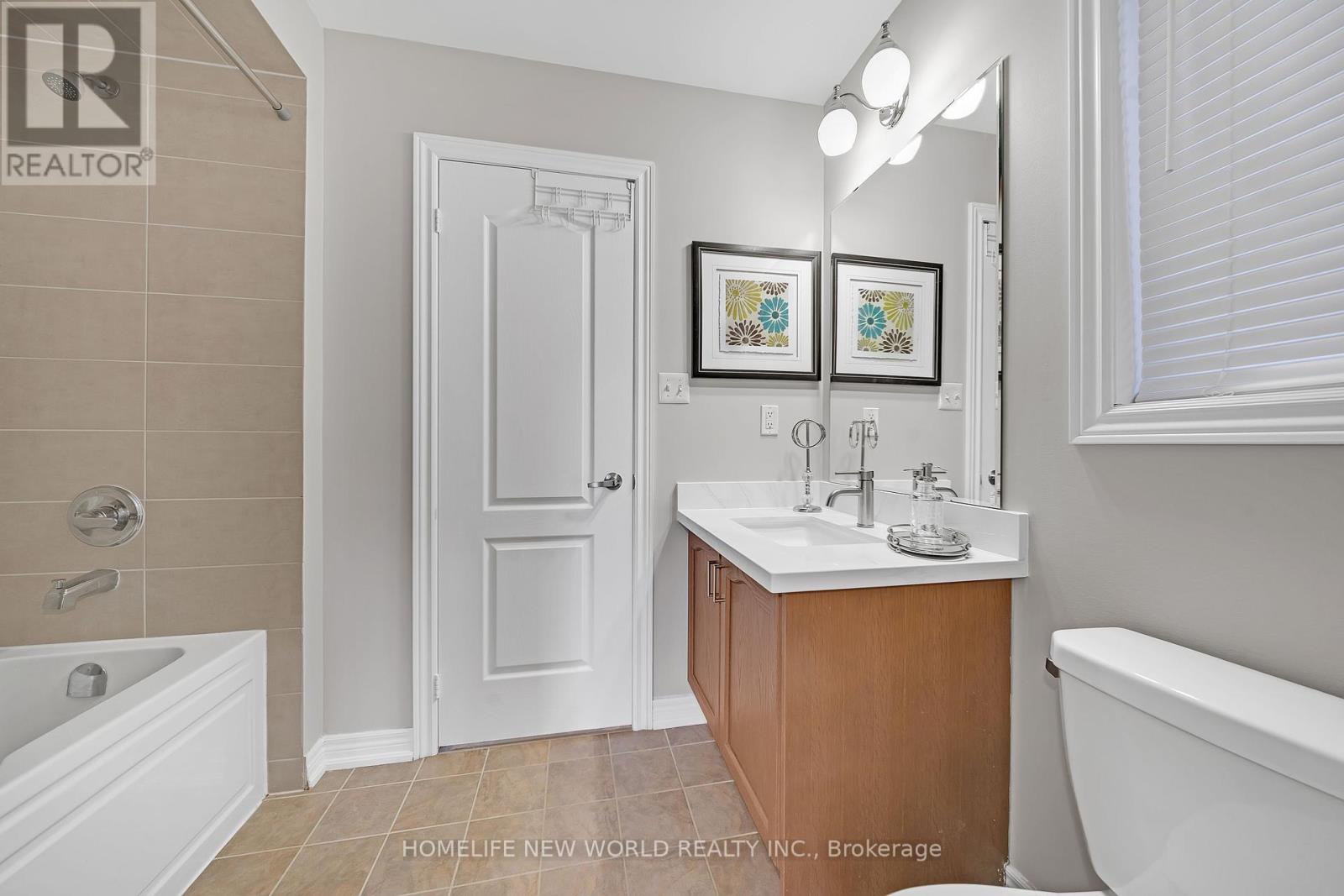 1210 Atkins Drive, Newmarket, Ontario  L3X 0E1 - Photo 21 - N12459438