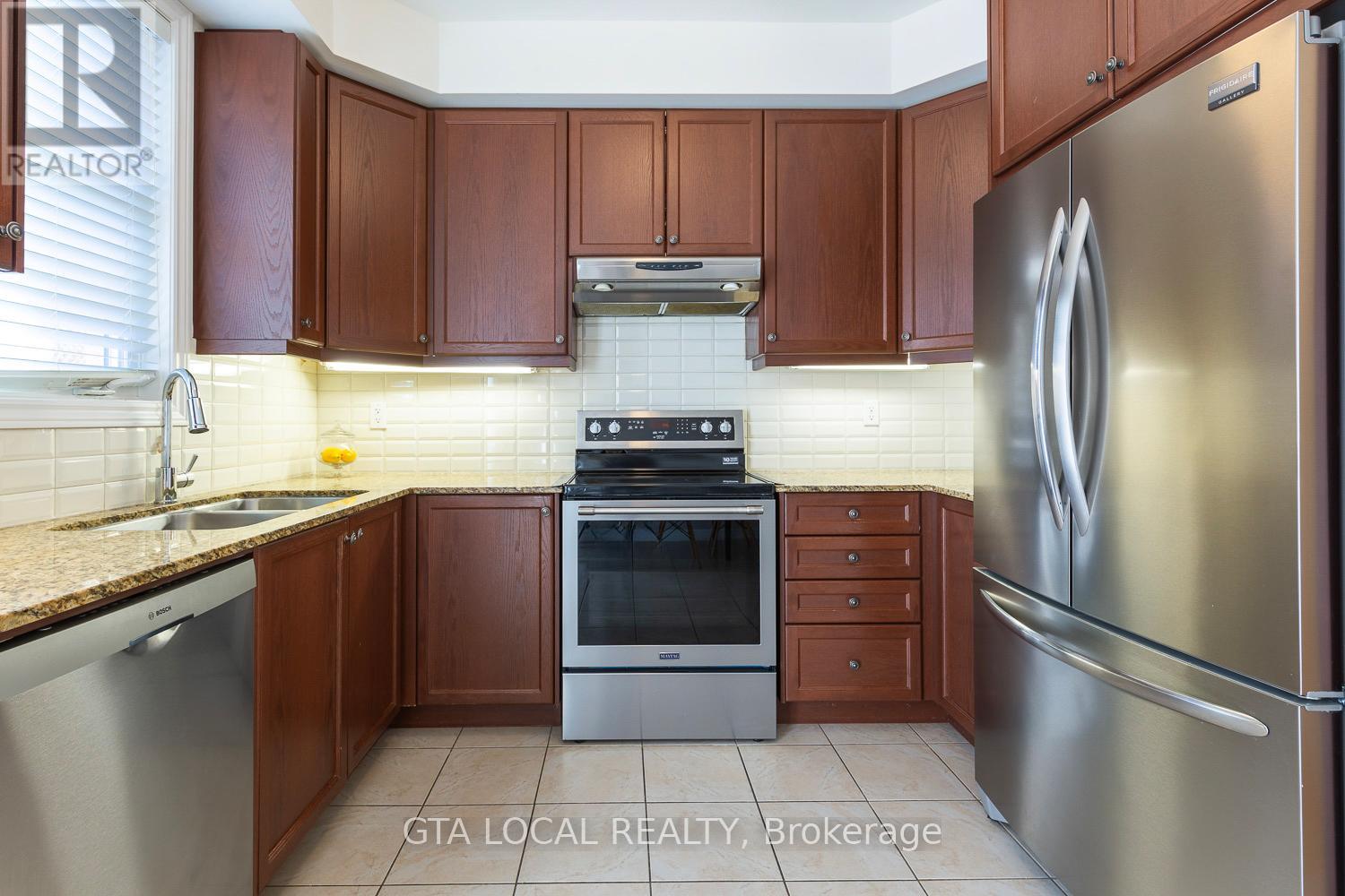 31 - 10 Porter Avenue W, Vaughan, Ontario  L4L 0H1 - Photo 16 - N12459457