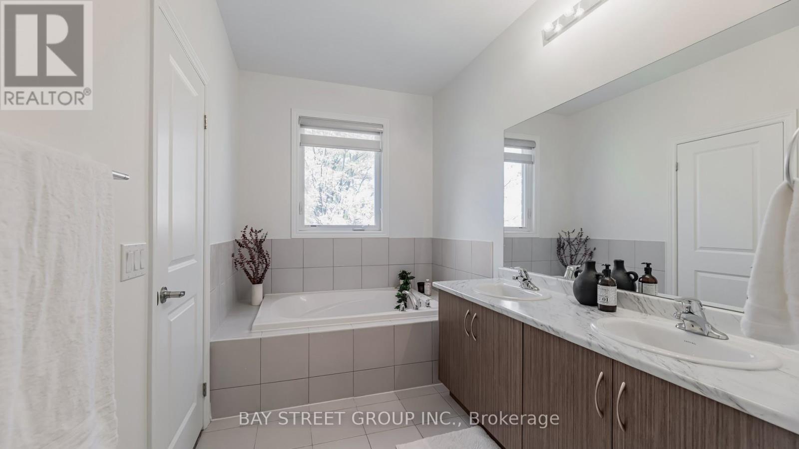 80 Puisaya Drive, Richmond Hill, Ontario  L4E 1L2 - Photo 20 - N12459474