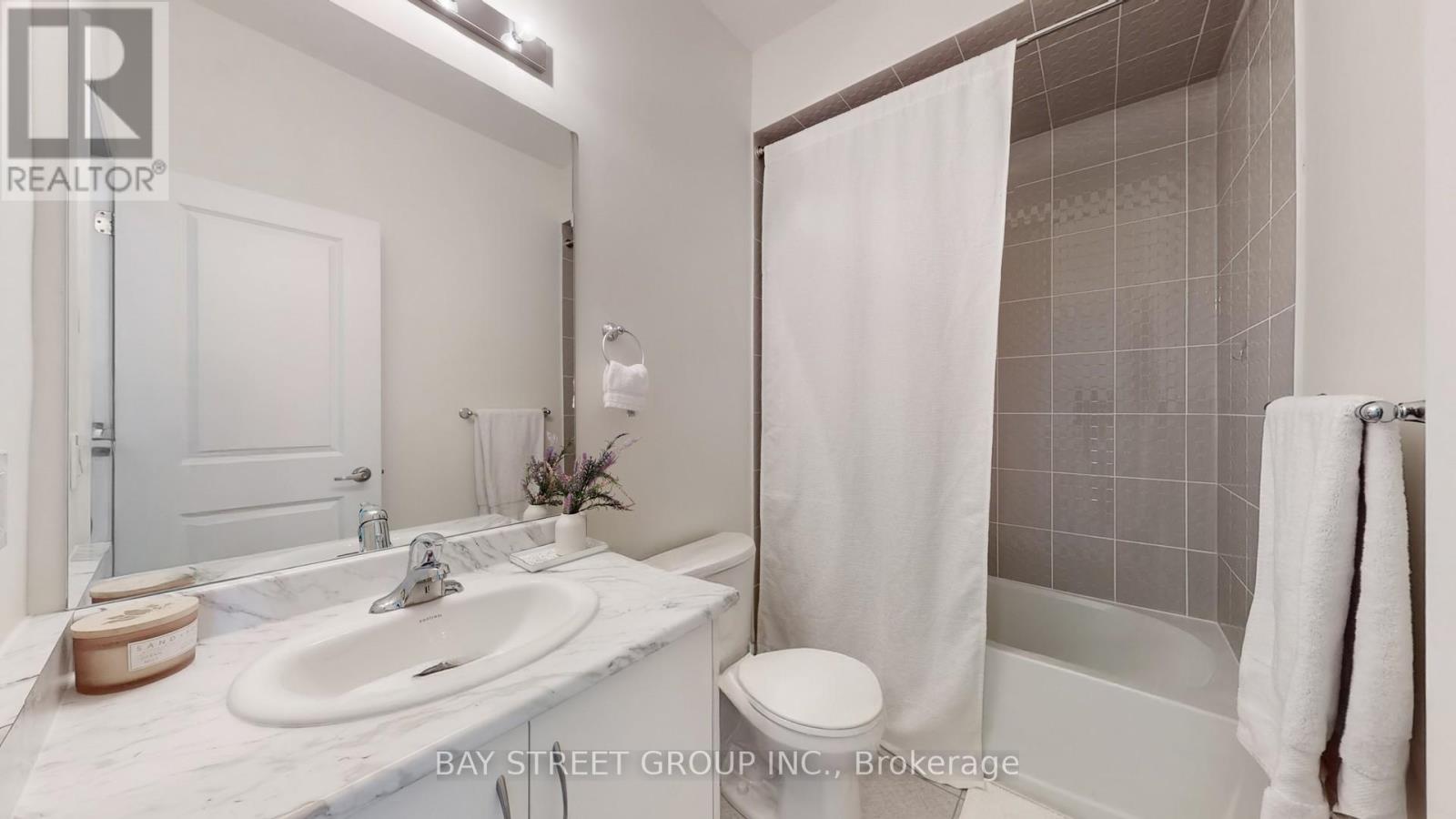 80 Puisaya Drive, Richmond Hill, Ontario  L4E 1L2 - Photo 25 - N12459474