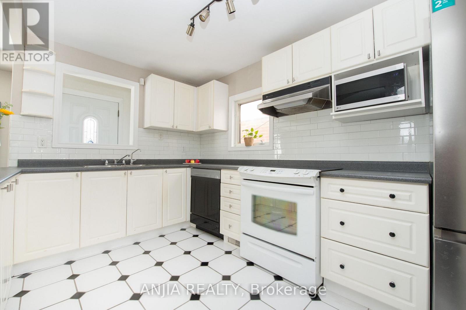 76 Adair Road, Toronto, Ontario  M4B 1V7 - Photo 7 - E12459486