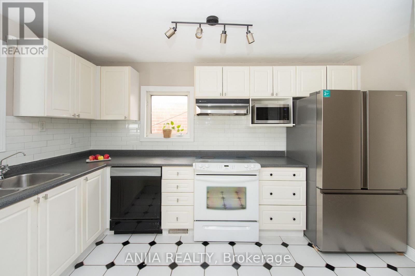 76 Adair Road, Toronto, Ontario  M4B 1V7 - Photo 9 - E12459486