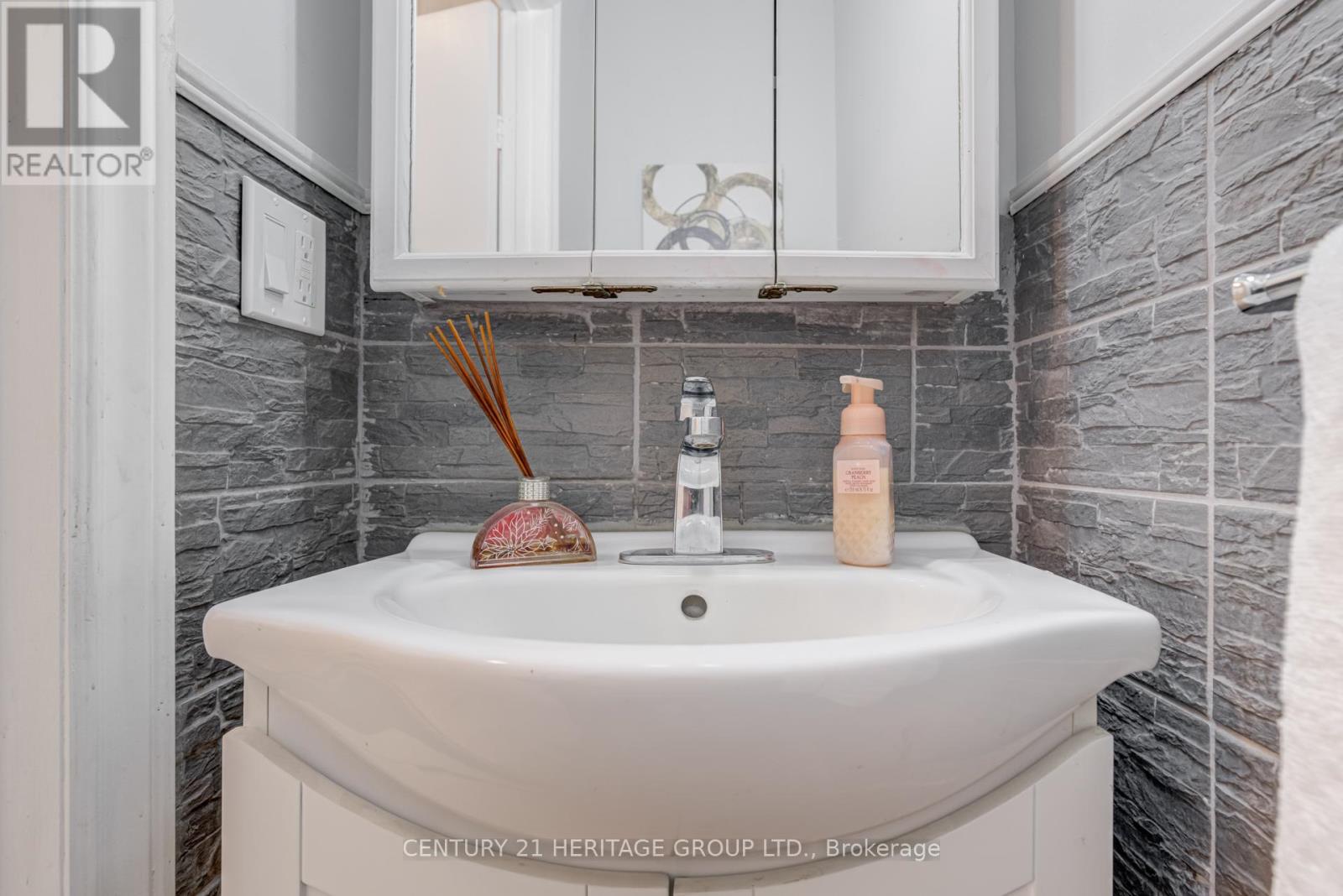 146 Sand Road, East Gwillimbury, Ontario  L9N 1H9 - Photo 15 - N12459475