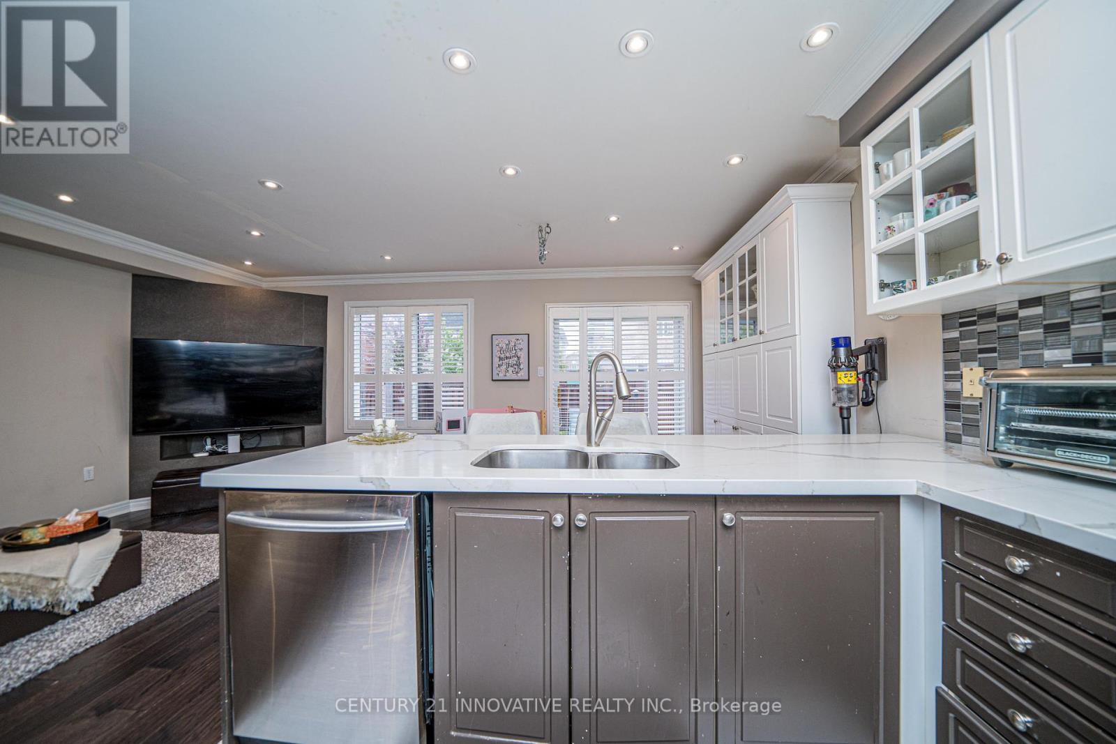 Upper - 46 Laura Sabrina Drive, Vaughan, Ontario  L4H 1X8 - Photo 13 - N12459478