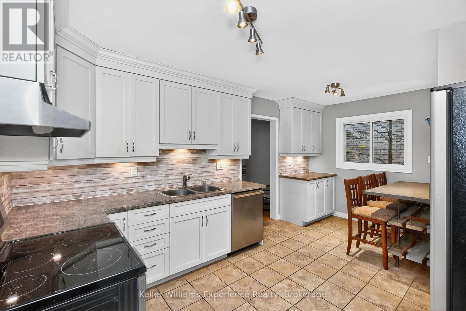 22 Cartwright Drive, Barrie, Ontario  L4M 6E2 - Photo 5 - S12459535