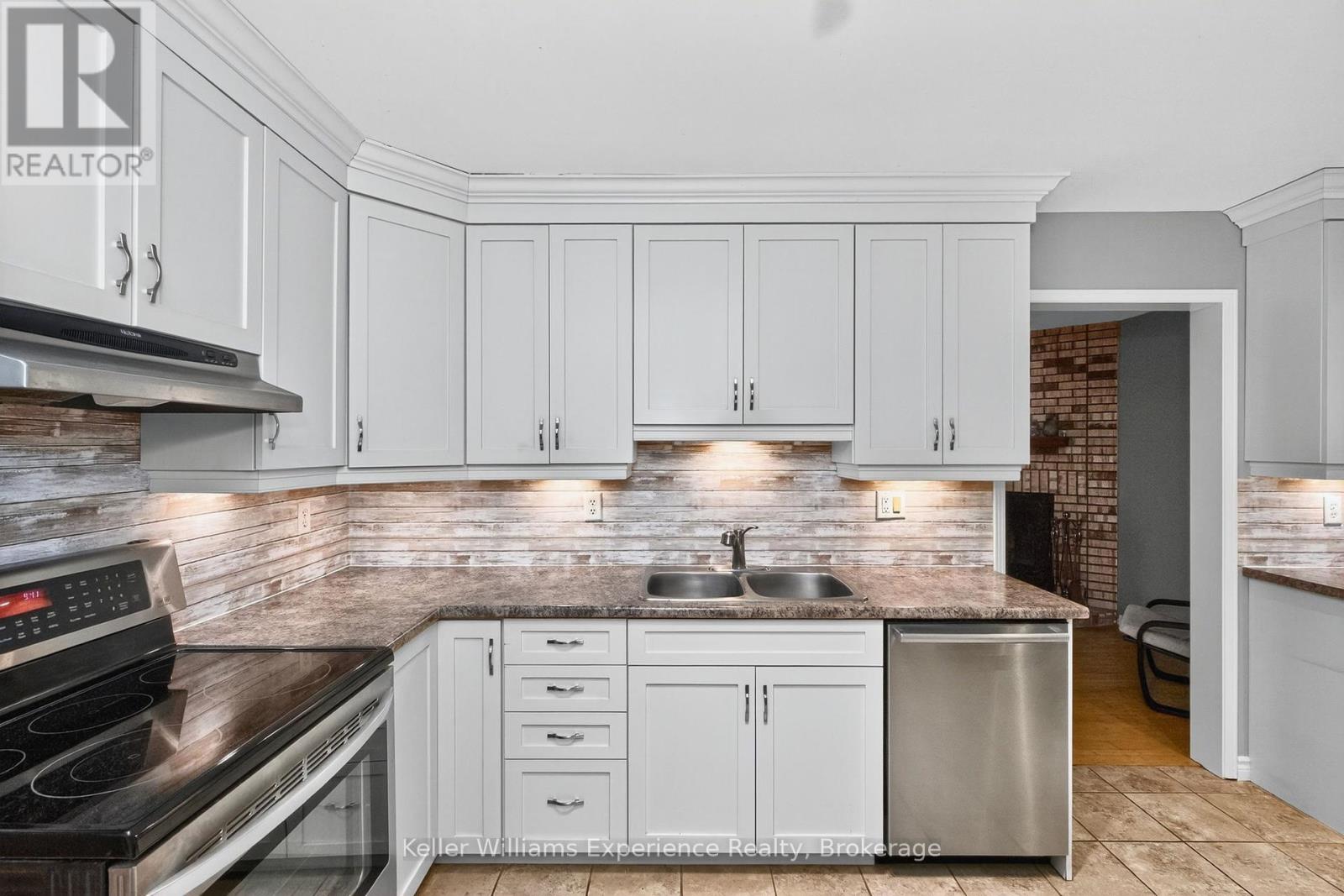 22 Cartwright Drive, Barrie, Ontario  L4M 6E2 - Photo 6 - S12459535