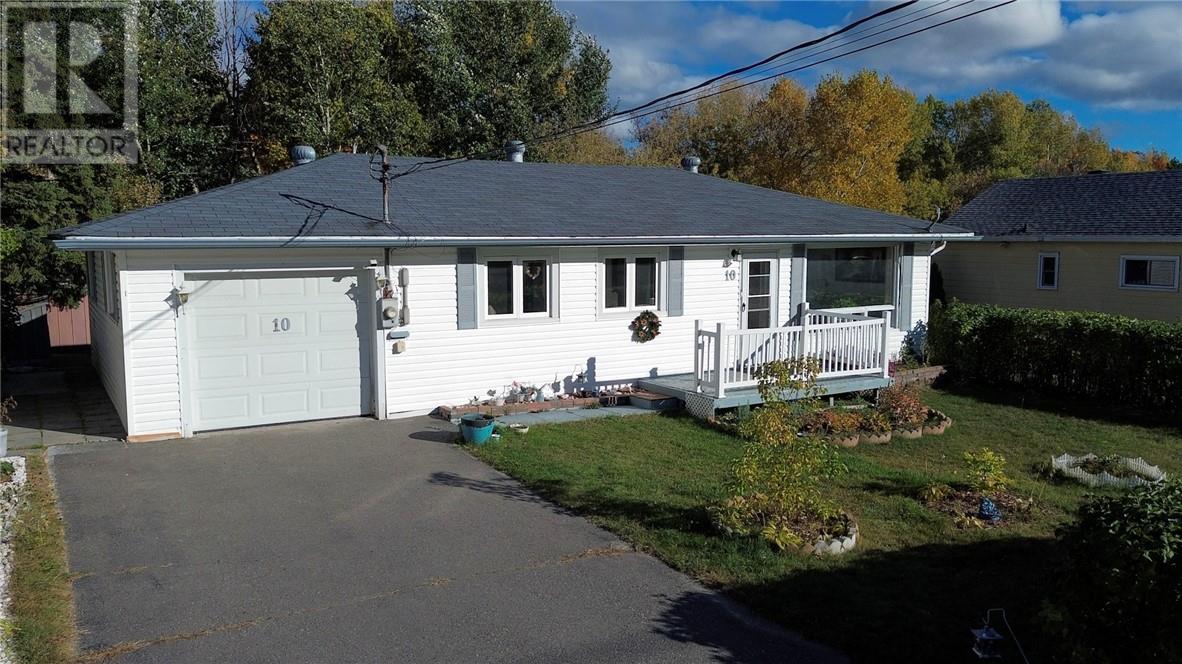 10 Manor Road, Greater Sudbury, Ontario  P3B 3K8 - Photo 2 - 2125188