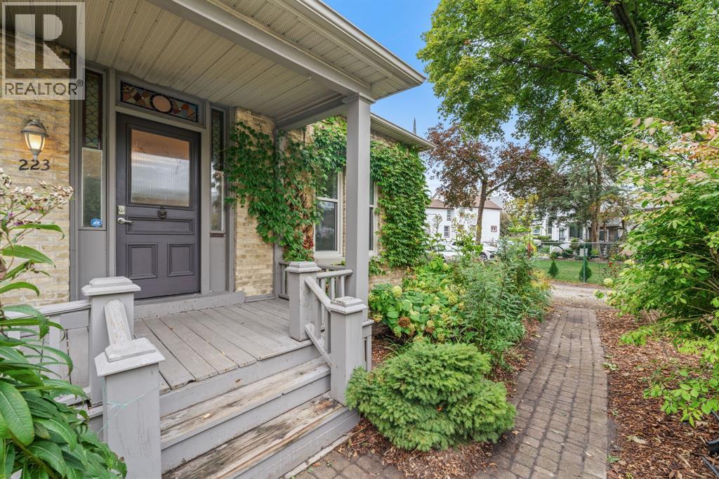 223 Brock Street North, Sarnia, Ontario  N7T 5Z5 - Photo 3 - 25022769