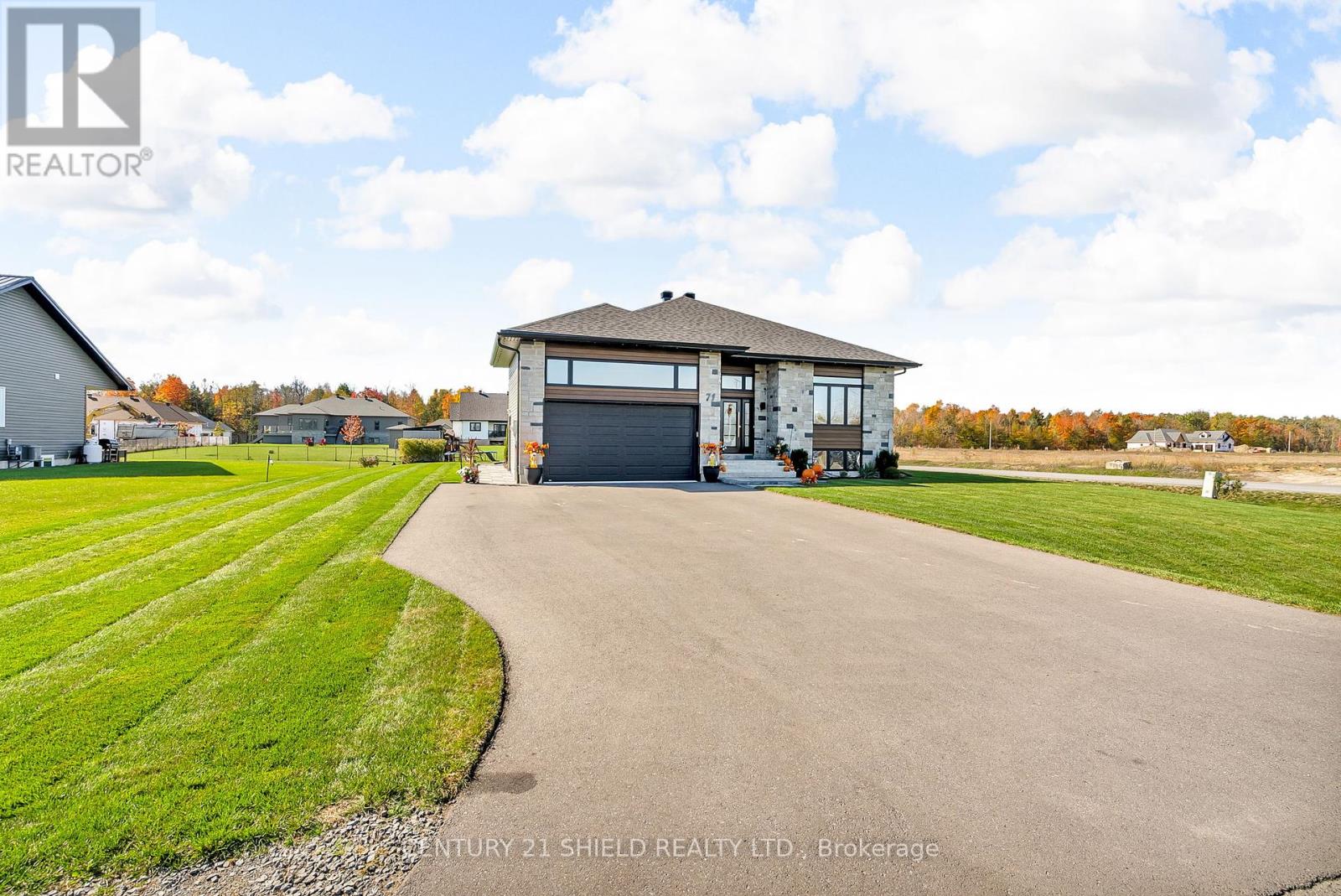71 Dale Street, South Stormont, Ontario  K0C 1M0 - Photo 2 - X12459518
