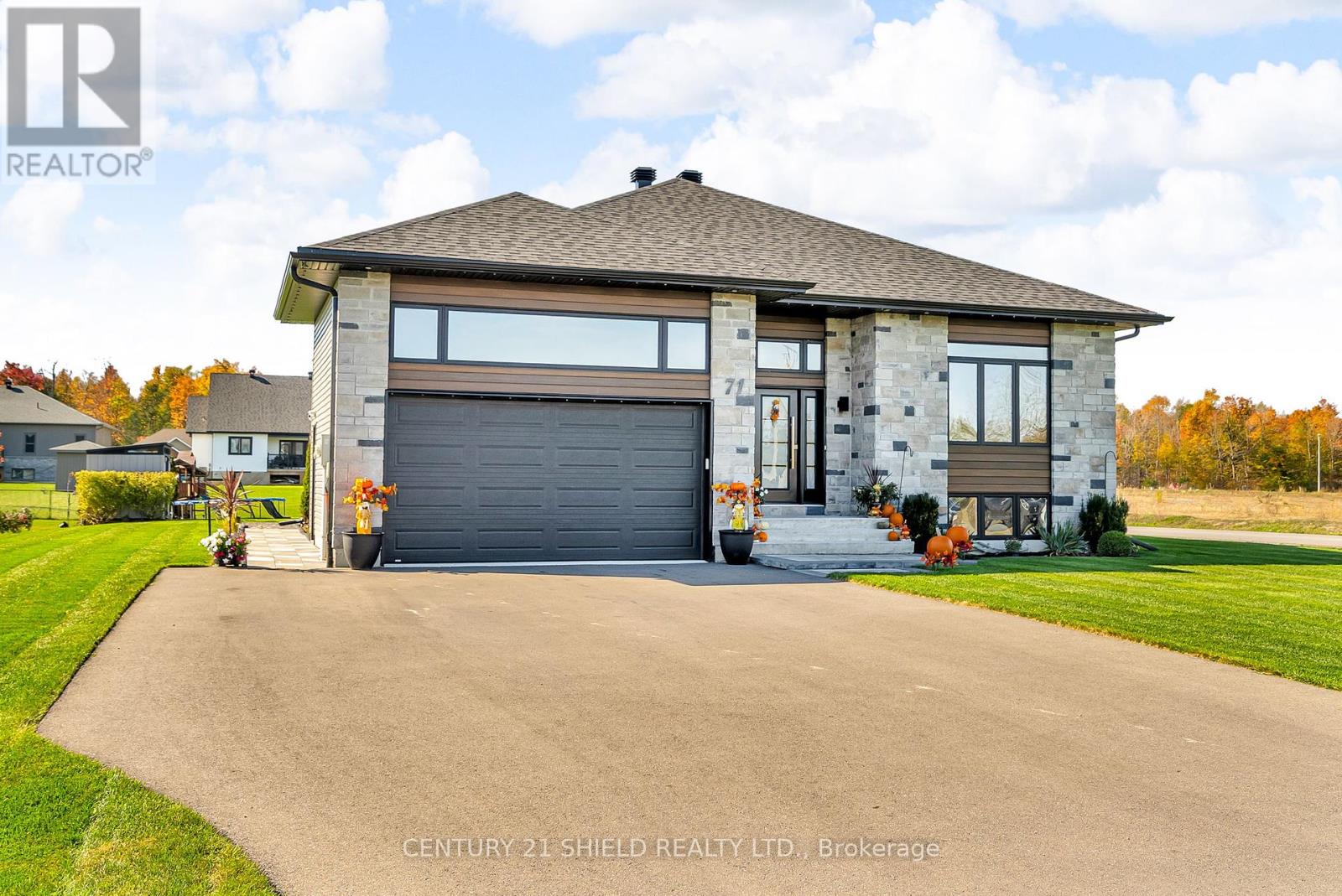 71 Dale Street, South Stormont, Ontario  K0C 1M0 - Photo 3 - X12459518
