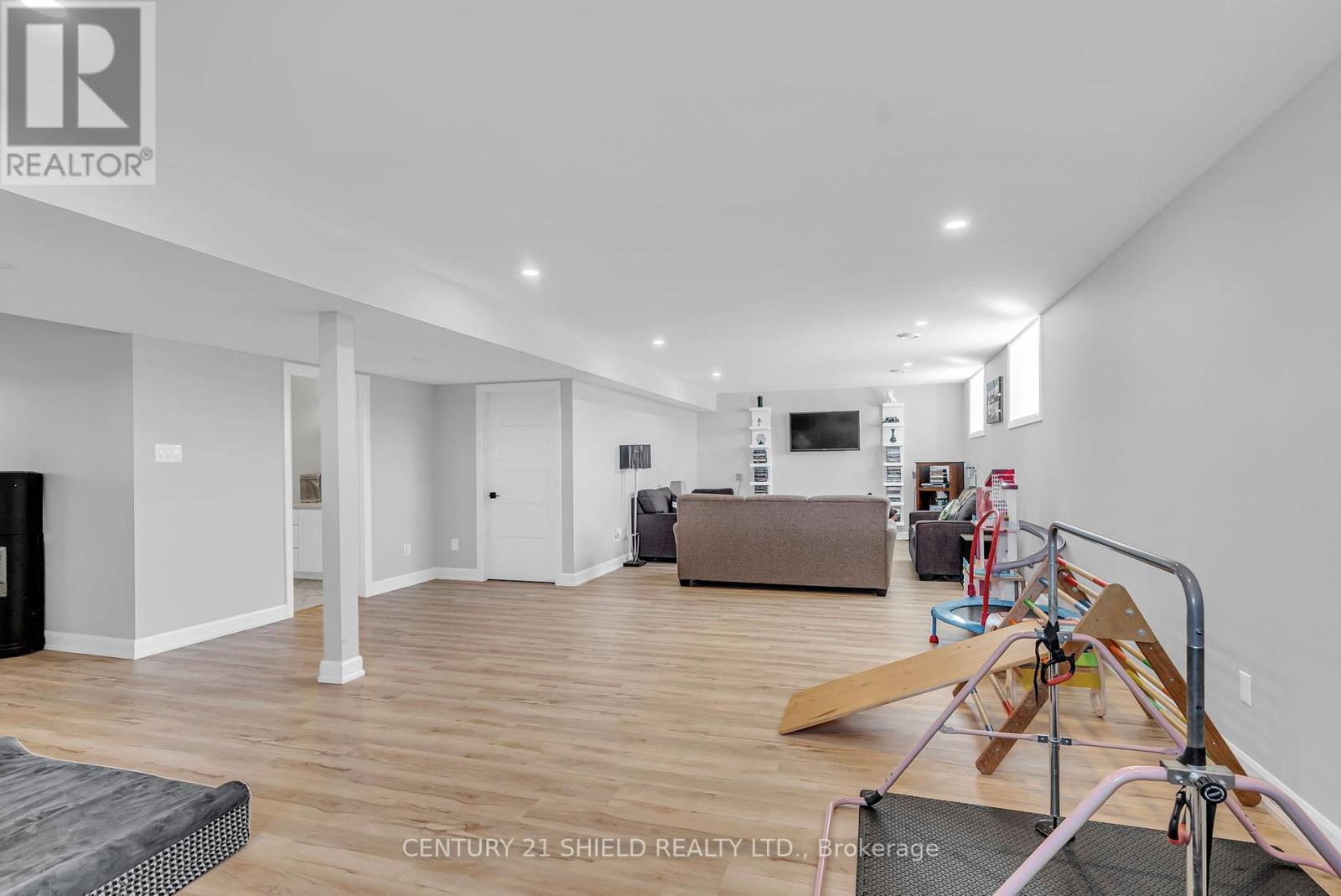 71 Dale Street, South Stormont, Ontario  K0C 1M0 - Photo 32 - X12459518