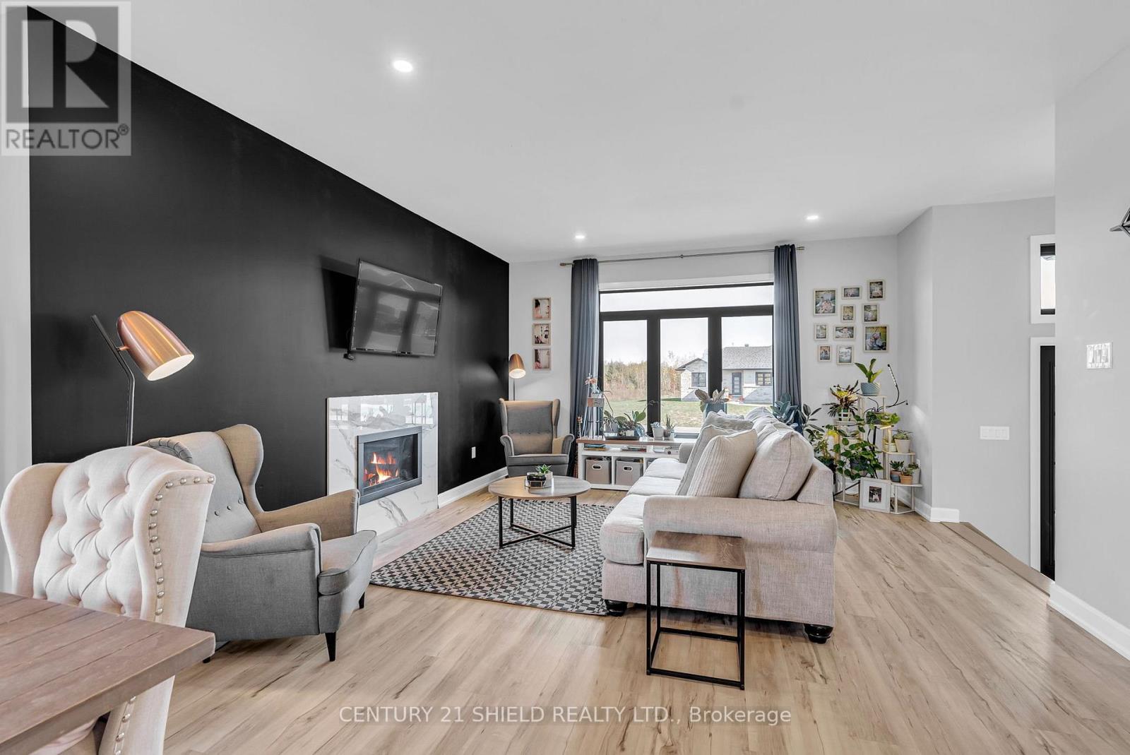 71 Dale Street, South Stormont, Ontario  K0C 1M0 - Photo 6 - X12459518