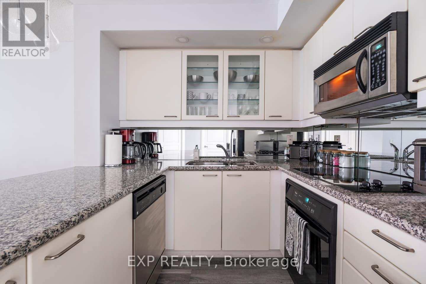 512 - 140 Simcoe Street, Toronto, Ontario  M5H 4E9 - Photo 5 - C12459510