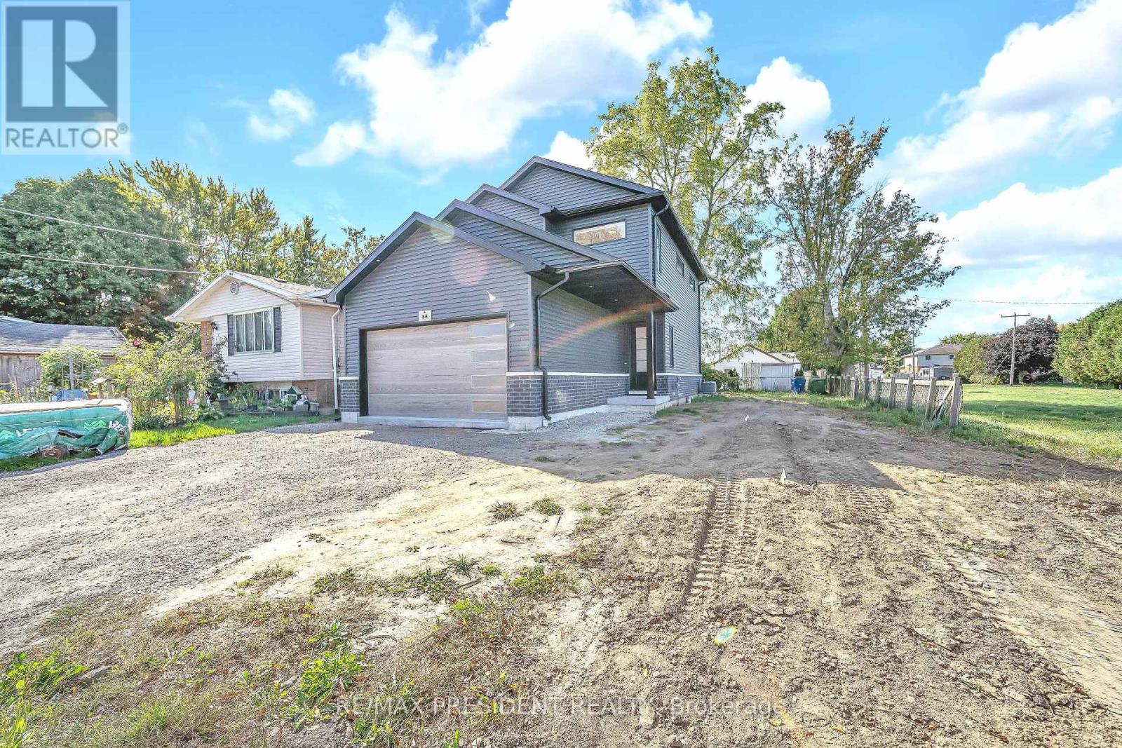 88 O'neil Street, Chatham-Kent, Ontario  N7M 3A3 - Photo 3 - X12459508