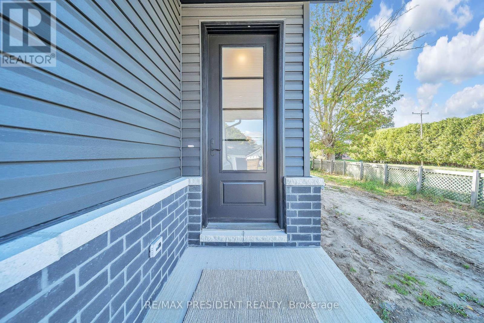 88 O'neil Street, Chatham-Kent, Ontario  N7M 3A3 - Photo 4 - X12459508