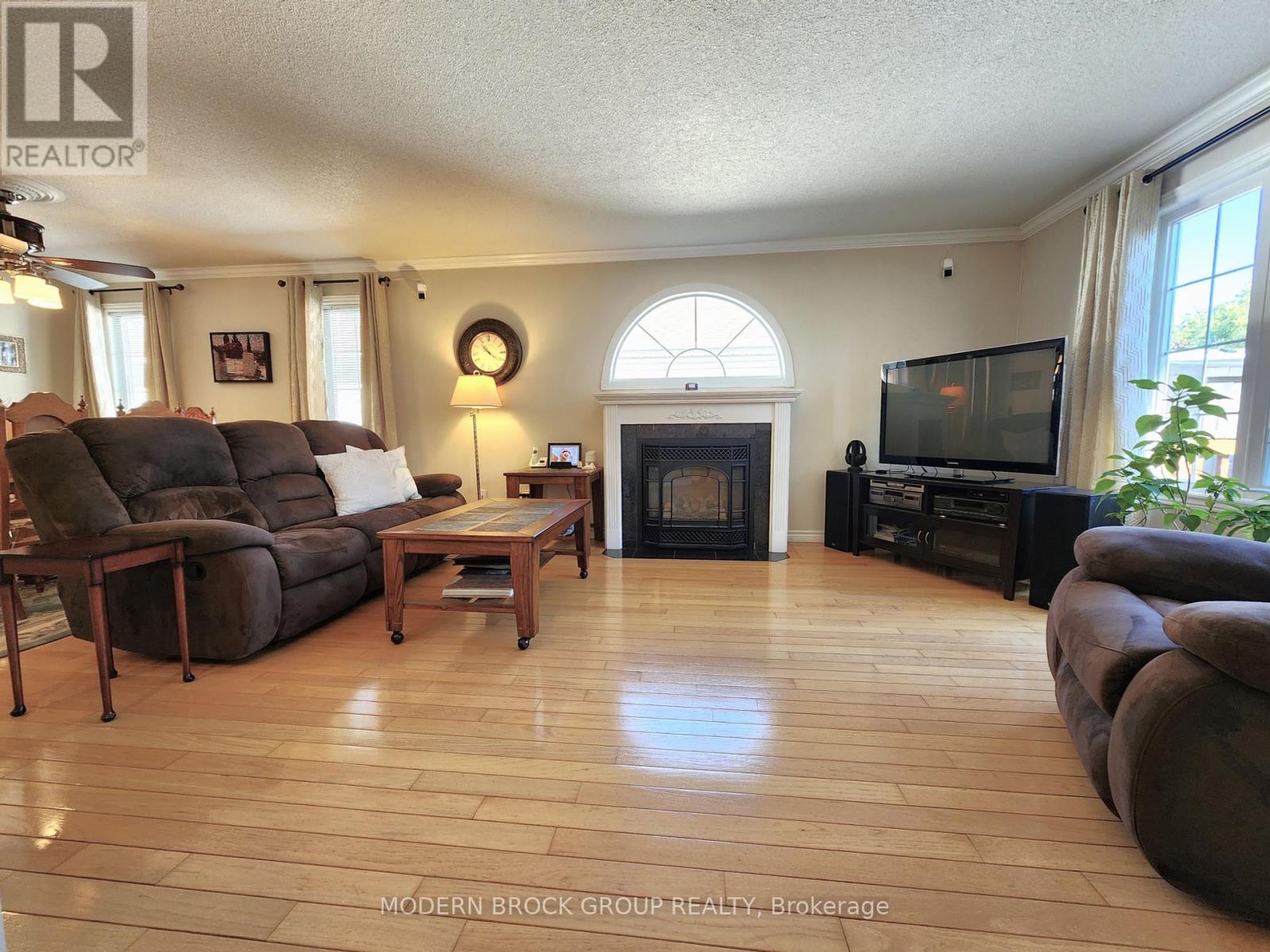 1295 Cuthbertson Avenue, Brockville, Ontario  K6V 6Y2 - Photo 9 - X12459405