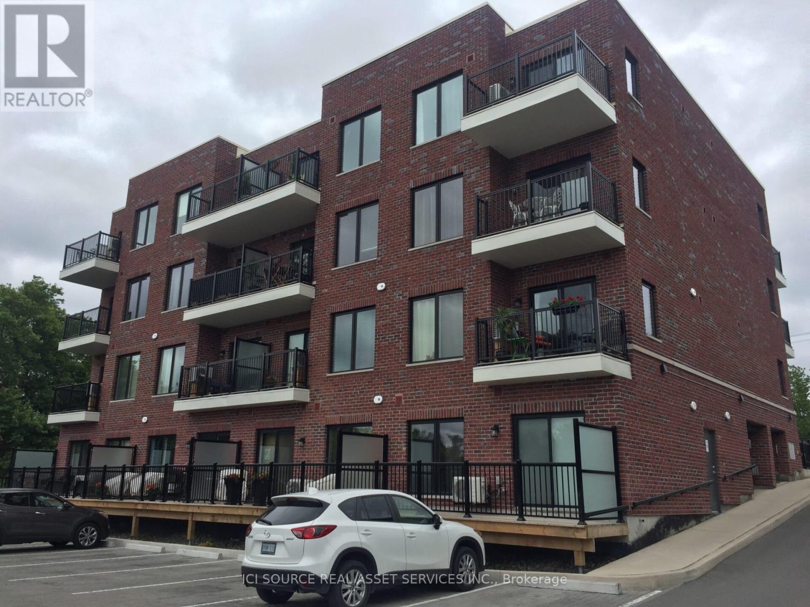 303 - 487 Queen Street, Newmarket, Ontario  L3Y 2H3 - Photo 2 - N12459552