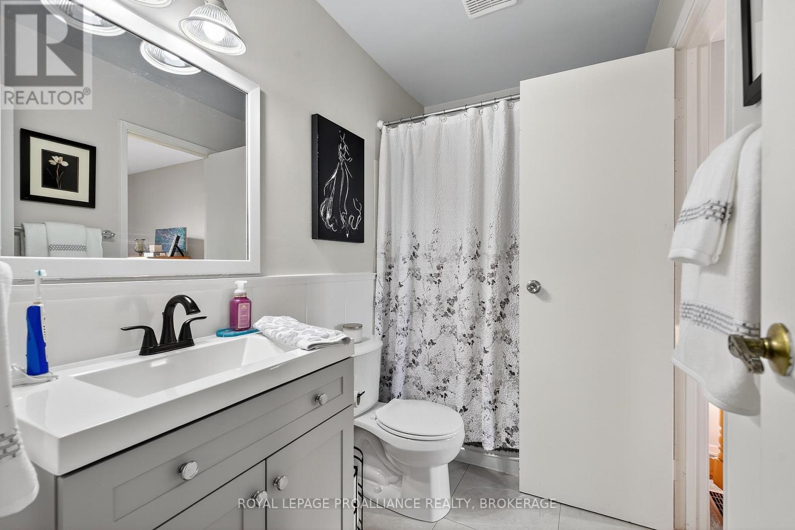 44 St Pauls Place, Kingston (West Of Sir John A. Blvd), Ontario  K7M 7S4 - Photo 15 - X12459622