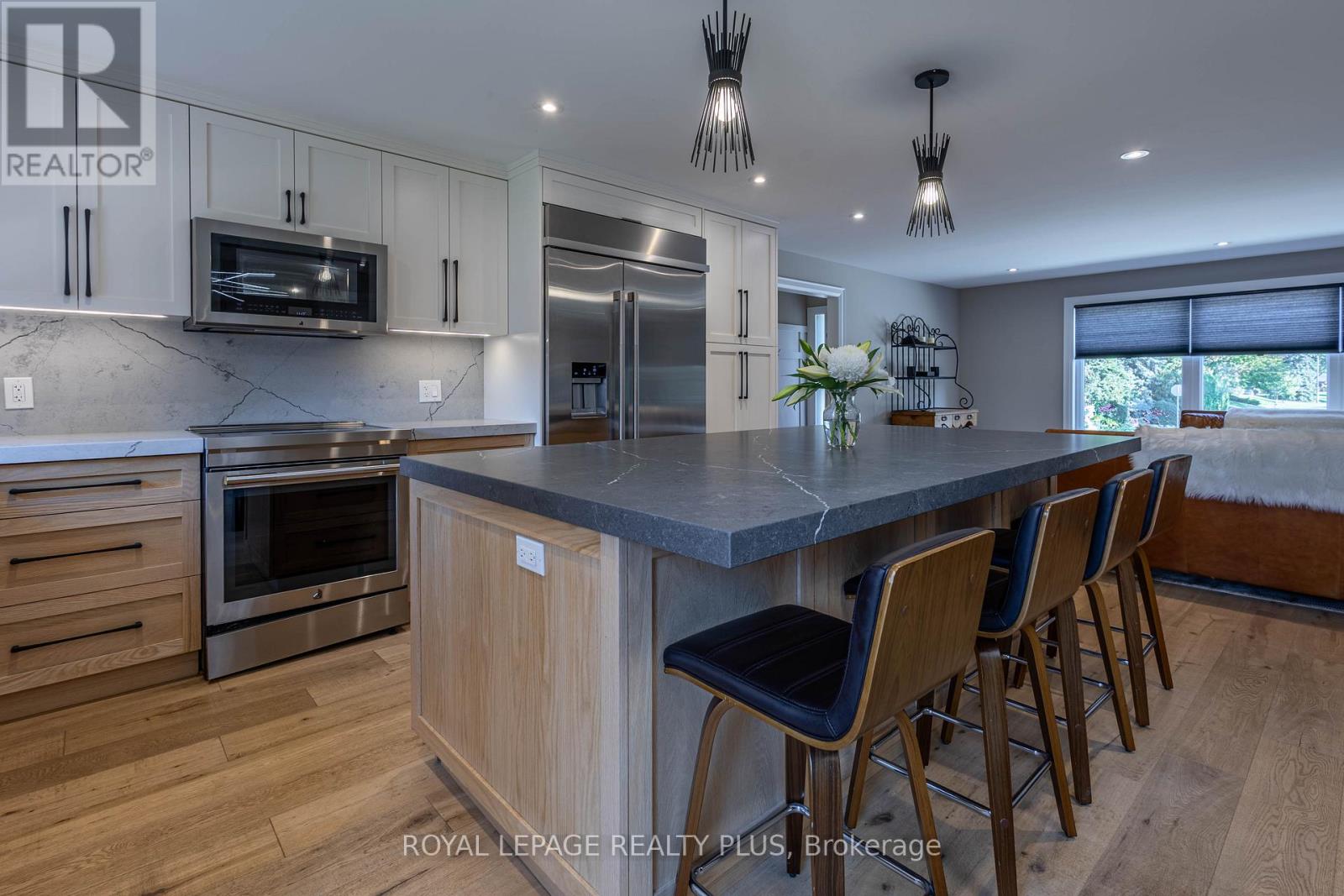 884 Eagle Drive, Burlington, Ontario  L7T 3A4 - Photo 11 - W12459574