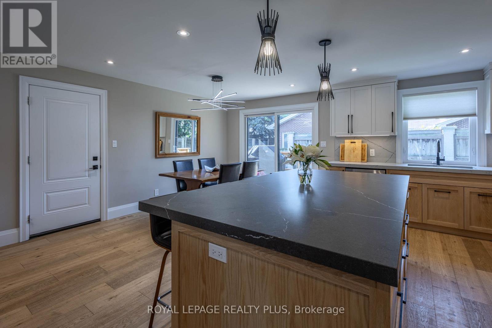 884 Eagle Drive, Burlington, Ontario  L7T 3A4 - Photo 17 - W12459574
