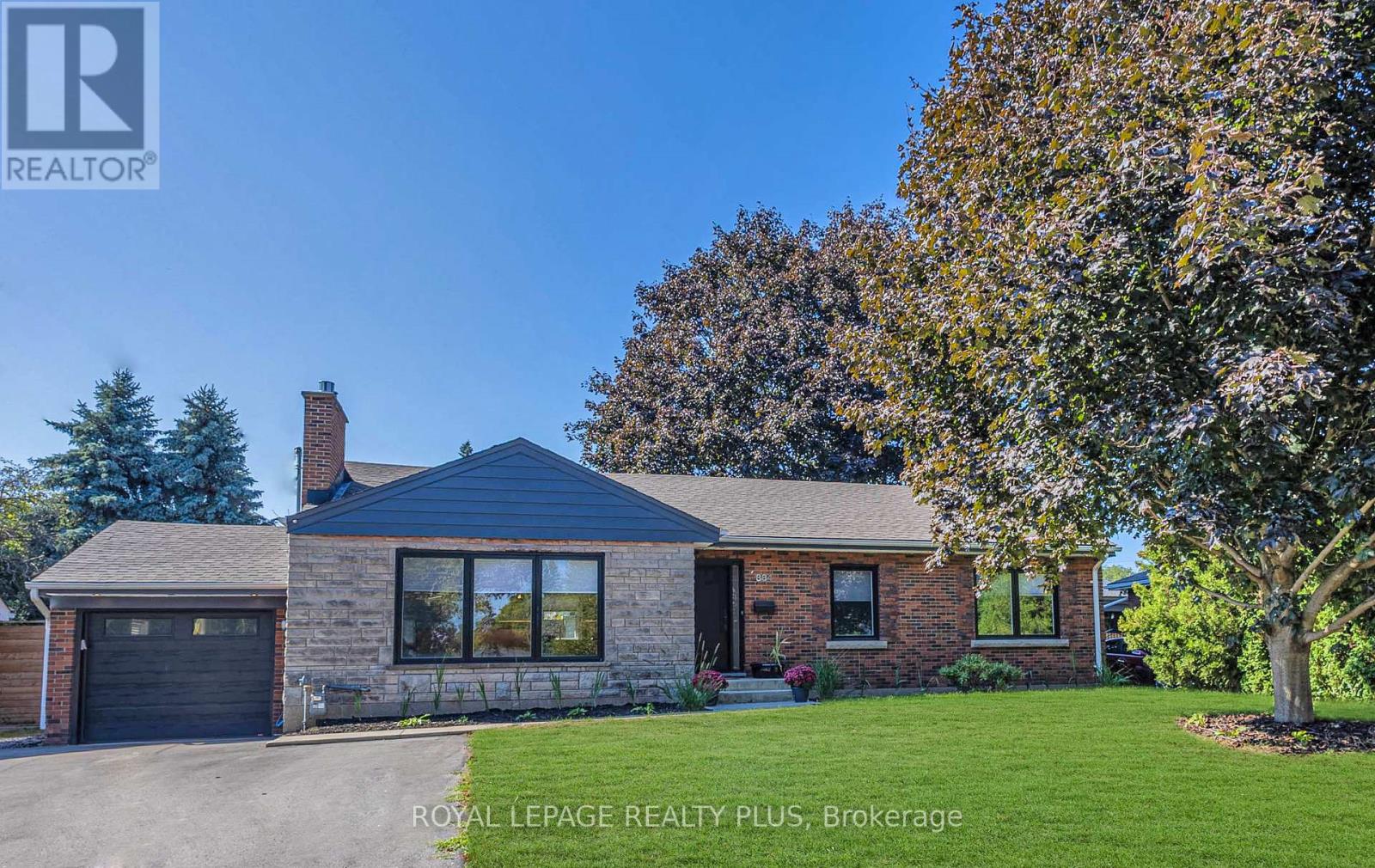 884 Eagle Drive, Burlington, Ontario  L7T 3A4 - Photo 2 - W12459574