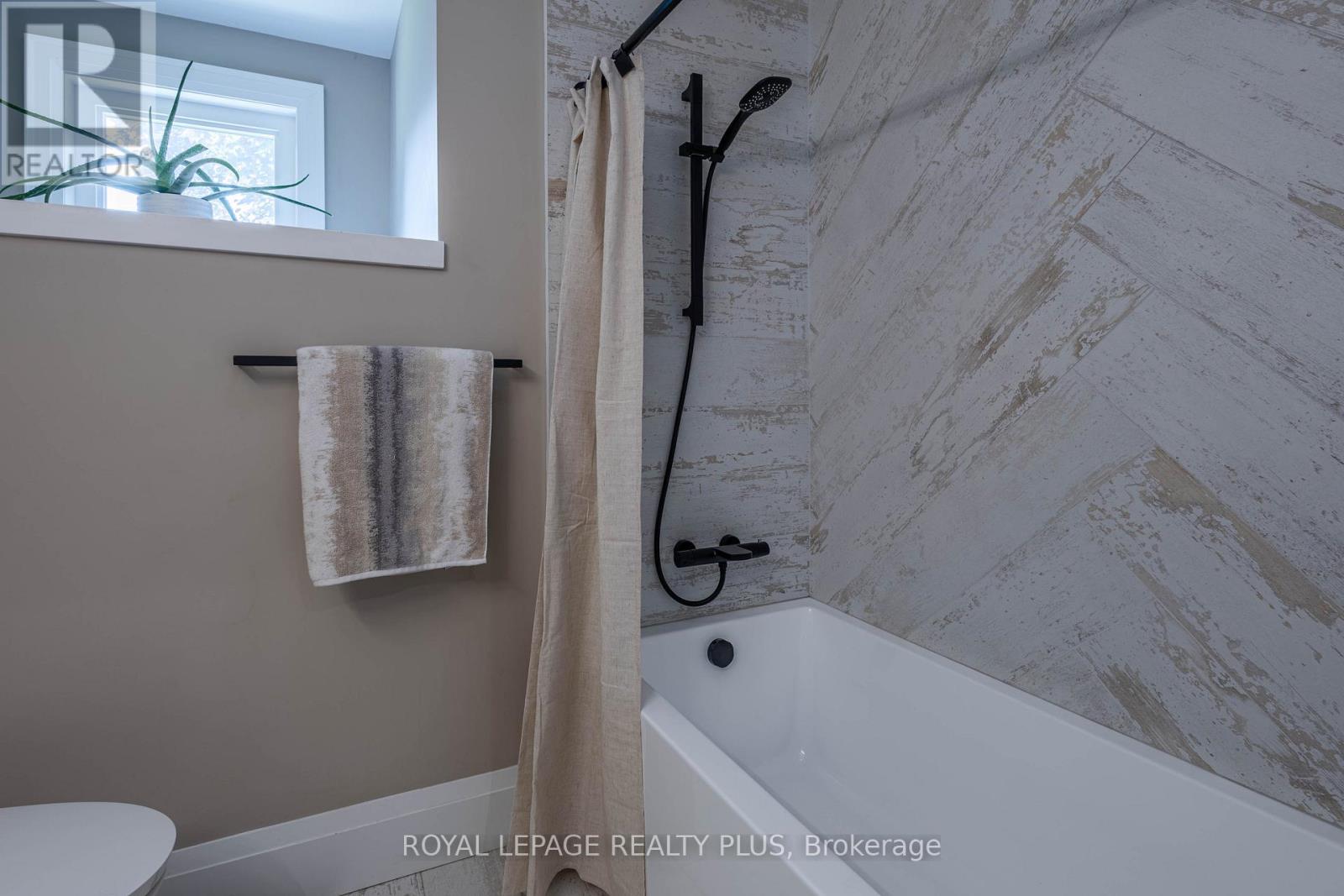 884 Eagle Drive, Burlington, Ontario  L7T 3A4 - Photo 21 - W12459574