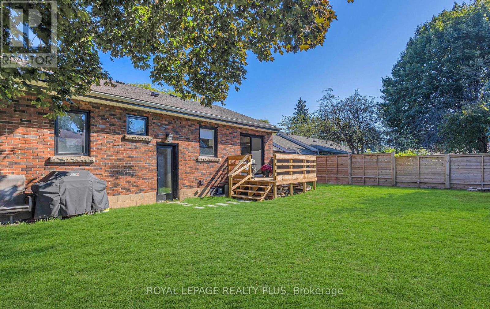 884 Eagle Drive, Burlington, Ontario  L7T 3A4 - Photo 4 - W12459574