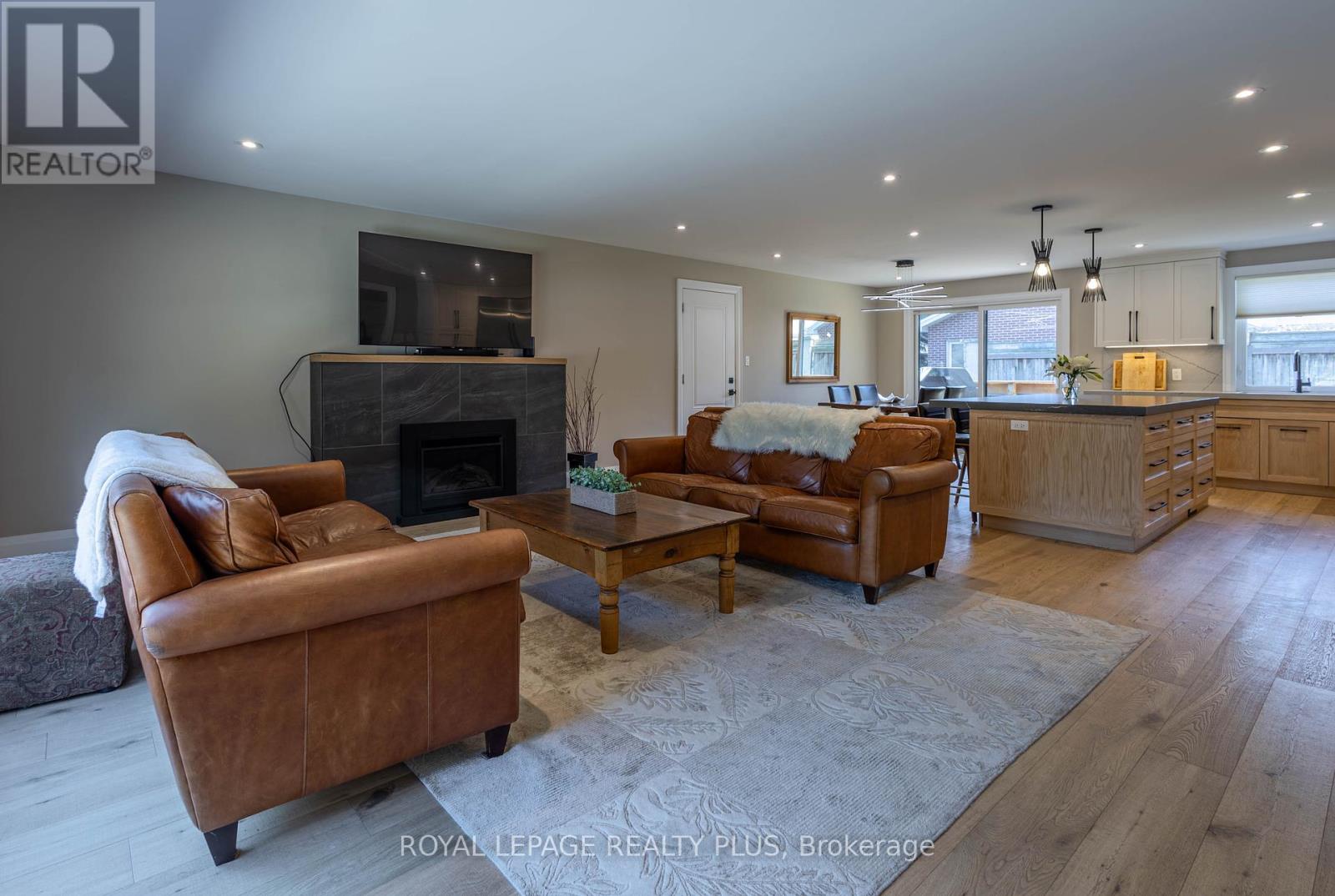 884 Eagle Drive, Burlington, Ontario  L7T 3A4 - Photo 7 - W12459574