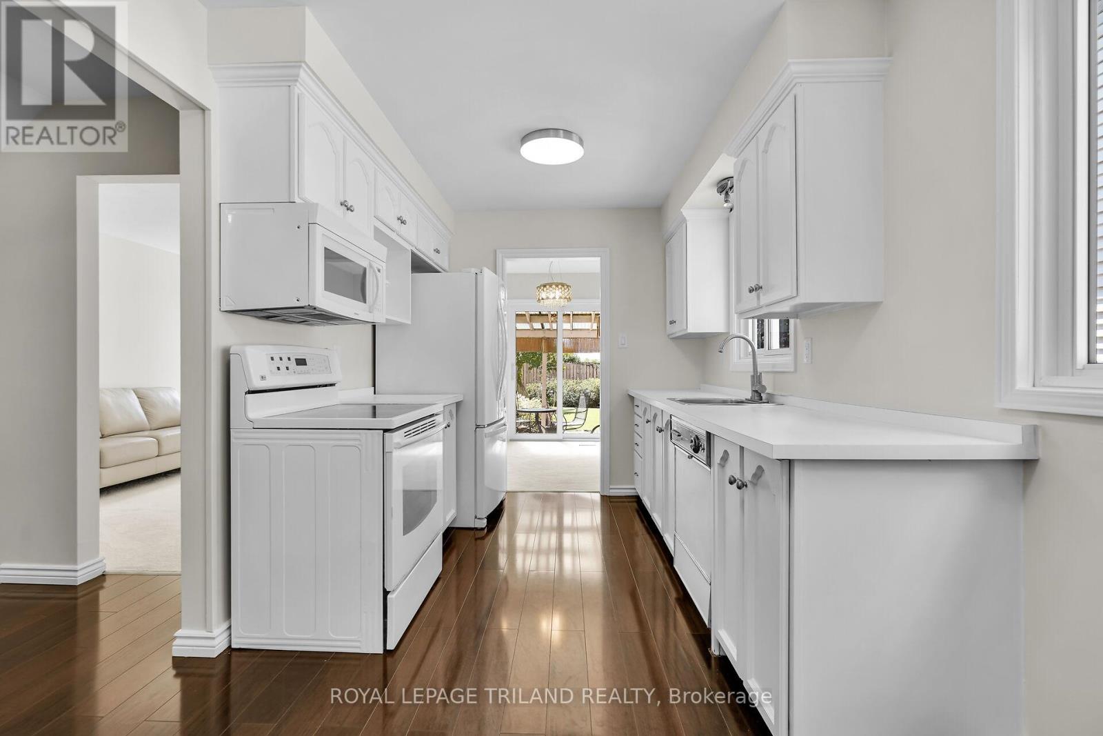 29 Chancton Crescent, London South (South Y), Ontario  N6E 2Y5 - Photo 6 - X12459614