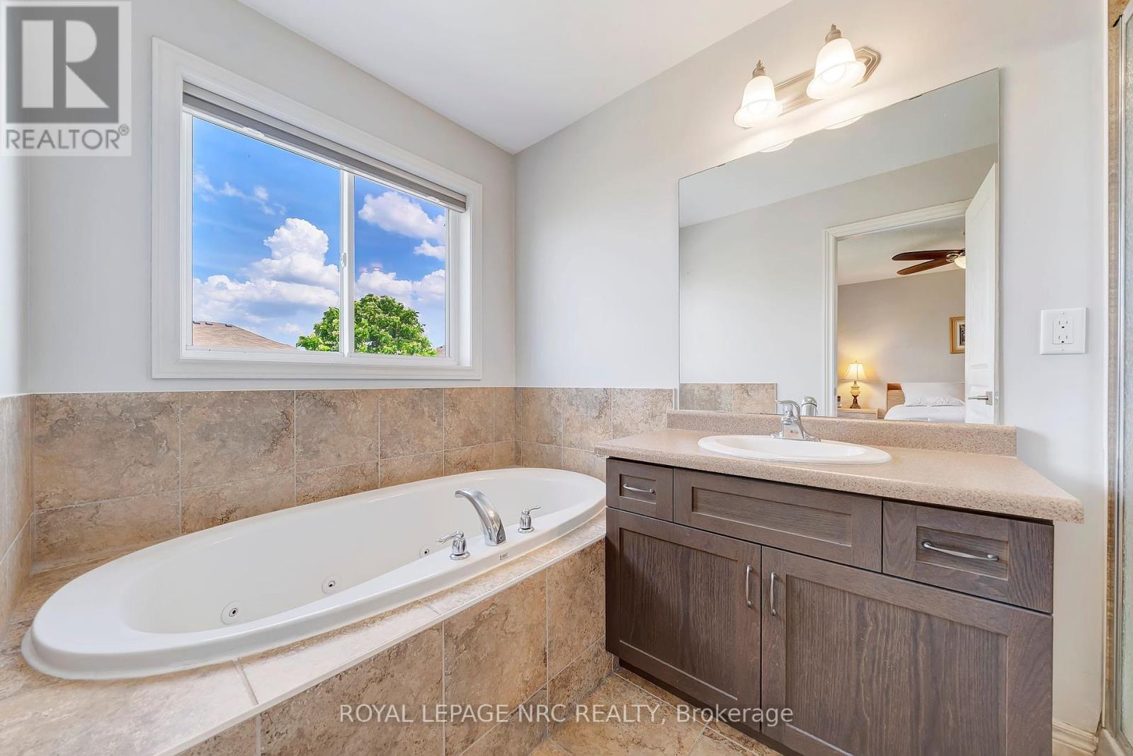 4471 Garden Gate Terrace, Lincoln, Ontario  L3J 1M1 - Photo 27 - X12459619