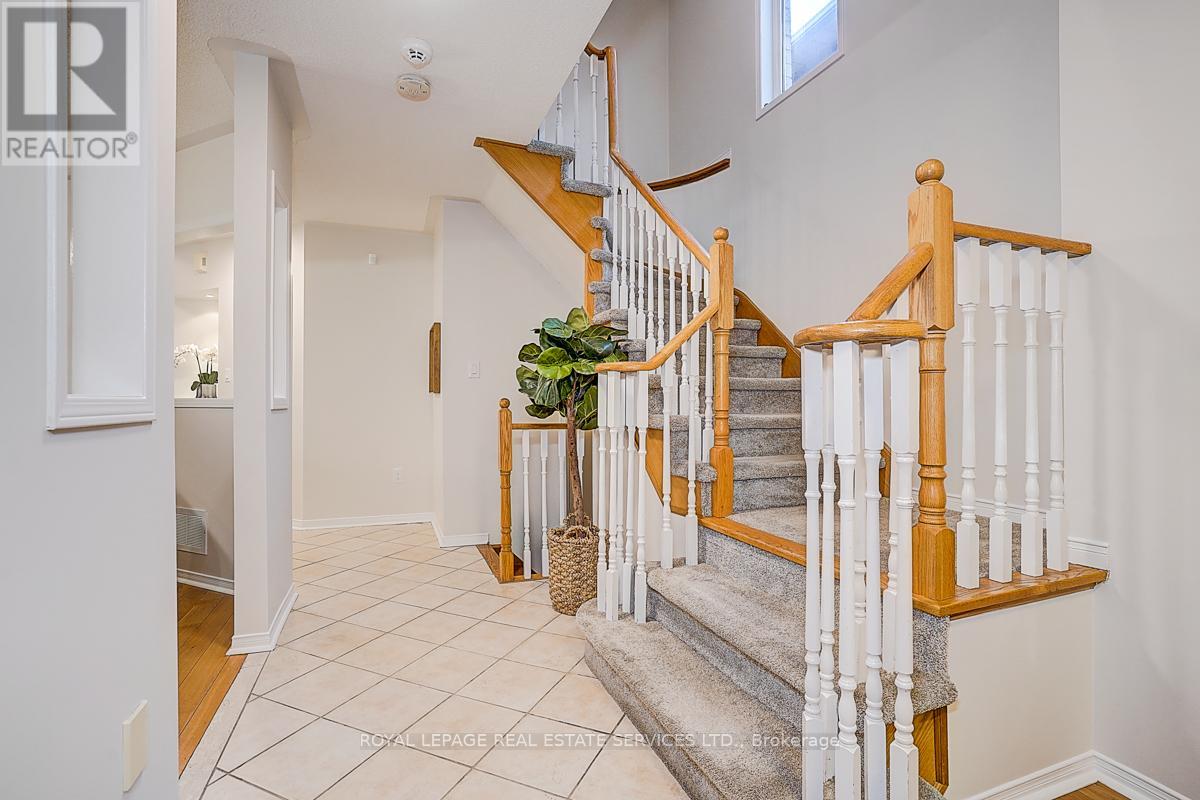 2066 Deer Park Road, Oakville, Ontario  L6M 3V8 - Photo 11 - W12459545