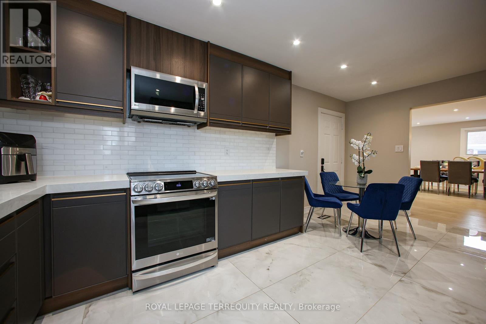 Upper - 66 Moore Park Avenue, Toronto, Ontario  M2M 1M9 - Photo 18 - C12415688