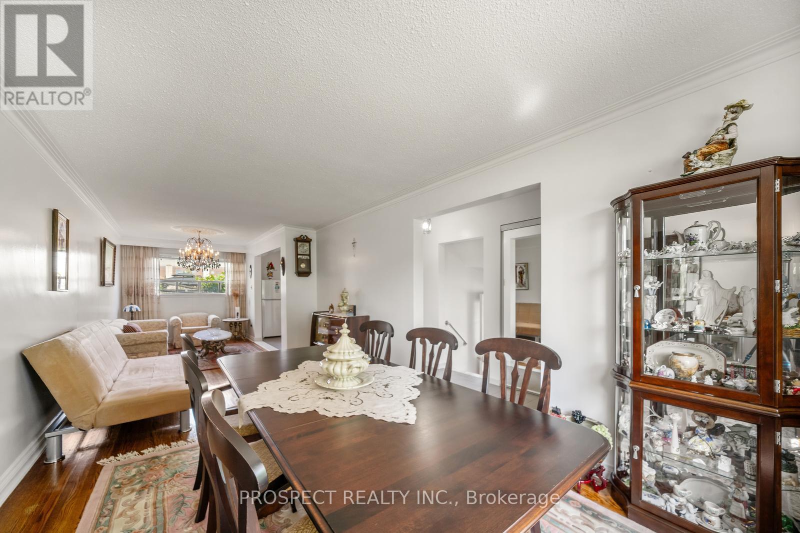 8 Sonnet Court, Toronto, Ontario  M6L 1J7 - Photo 5 - W12459584