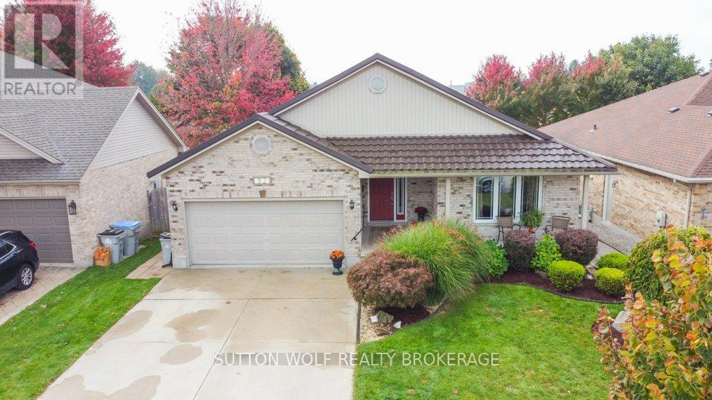 82 Laura Lane, Strathroy-Caradoc, Ontario  N7G 4K9 - Photo 1 - X12459673